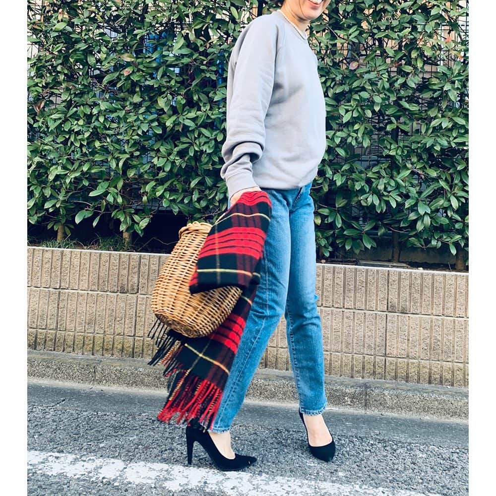 RED CARD TOKYOさんのインスタグラム写真 - (RED CARD TOKYOInstagram)「Naoko Okusa’s HOW TO WEAR IT? ﻿ ﻿ 〜Featured item 〜﻿ ﻿ ——————————————————﻿ 程よくライズが高く、太もも部分にゆとりがあり、膝下からストレートに。トップスのデザインや靴を選ばないから、毎日はける（笑）。春を感じさせる濁りのないブルーで、季節を先取りできるのも好き！ ﻿ by Naoko Okusa﻿ ——————————————————﻿ DENIM : Liberty﻿ NO : 12421G-asm﻿ PRICE : ¥19,000+tax﻿ ———————————————————﻿ @naokookusa さん﻿ ﻿ #redcard﻿ #redcardtokyo﻿ #howtowearit﻿ #redcarddenim﻿ #レッドカード #レッドカードトーキョー ﻿ #レッドカードデニム﻿ #ストレートデニム﻿ #美脚デニム #デニムラバー﻿ #denim #denimlovers ﻿ #jeans﻿ #redcardliberty  #hauntdaikanyama﻿ #intheknowgl﻿ #naokookusa﻿ #大草直子 さん﻿ #jeansstyle﻿ #denimstyle」1月27日 21時09分 - redcardtokyo