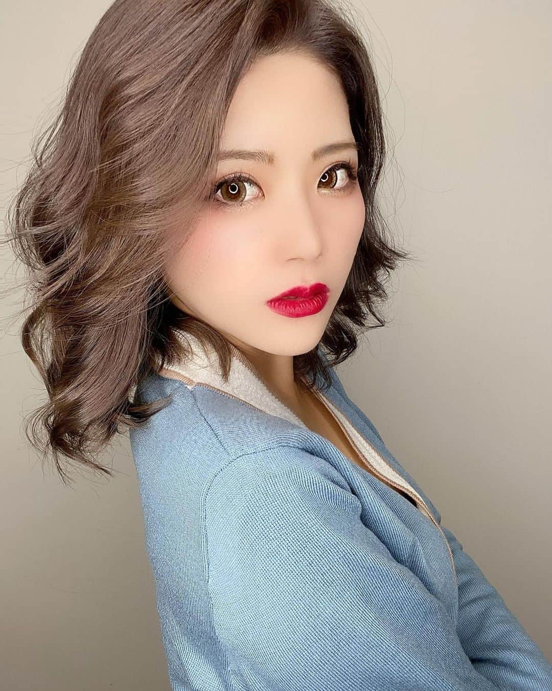 Hazukiさんのインスタグラム写真 - (HazukiInstagram)「❤︎ 金髪じゃなくなりました💇‍♀️✨ 自分ではちょい違和感感じてますが これで昼間堂々と出歩ける👏🏼笑 色落ち楽しみやなあ🥰 @rosa_studio_0301  @rosa_seiya0612  いつもありがとうございます🙏♥️ . #rosa#大阪#ミナミ#アメ村#心斎橋 #ヘアカラー#ヘアカラーアッシュ  #ショートヘア #ショートボブ」1月27日 21時10分 - hazuki_.738