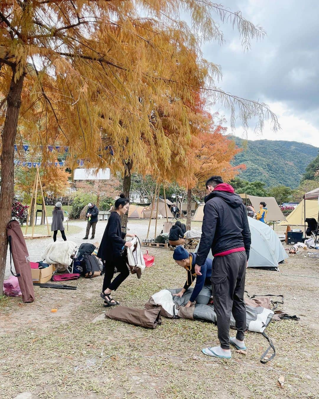 郭圈圈さんのインスタグラム写真 - (郭圈圈Instagram)「為了排版，先發第三天😝(最精彩的第二天當壓軸😆) 第三天起床做早餐後，很愜意的泡茶(紅棗桂圓枸杞茶)、泡咖啡☕️、稍微晃一下營區後，就開始收拾、收帳⛺️ - 準備要離開前還巧遇超可愛的 @junoohknow ♥️ 超幸運😍 真的是太Q了🥰 - 能在這麼美、天氣又這麼好、氣氛又這麼chill、主辦單位 @wilder.crew 又這麼用心、營區洗澡還很舒服的地方露營⛺️真的太幸福！ 重點～跟對的人們♥️🎉上一篇的結尾好像也是這樣🤣反正就是真的開心開心🥳 - (圖中的 #晴天娃娃 真的有用☀️！） . . . .  #lea_outfit @marumaru_lea_official  . . .  #wilderland #島東譯電所 #露營⛺️#wilderland2021 #那山那谷 #那山那谷露營區 #宜蘭 #露營 #camping #camping⛺️ #20210115 #bfftrip#宜蘭南澳 #宜蘭旅遊 #宜蘭露營 #yogibo #yogiboのある生活 #yogibotaiwan #山文化野遊盛典 #wilderevent #有你自然不同 #山海遊人大會師 #體驗戶外下一步」1月27日 21時10分 - helloiamlea