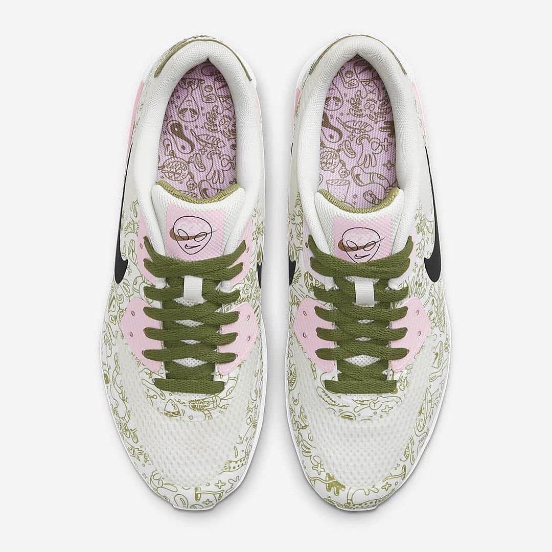 HYPEBEASTさんのインスタグラム写真 - (HYPEBEASTInstagram)「@hypegolf: @nikegolf has reworked the Air Max 90 NRG in Steven Harrington‘s artwork that references Alan Shepards’s space golf moment. Employing a Sail/Pink Foam/Asparagus/Newsprint colorway alongside sketches of spaceships and aliens with a hint of golf, the shoe celebrates Shepard’s Apollo 14 mission where he brought along golf balls and hit three of them with a custom Wilson six-iron, becoming the first person to play golf on the lunar surface. Find the pair available now at @nike’s site for approximately $178 USD.⁠⠀ Photo: Nike」1月27日 21時11分 - hypebeast