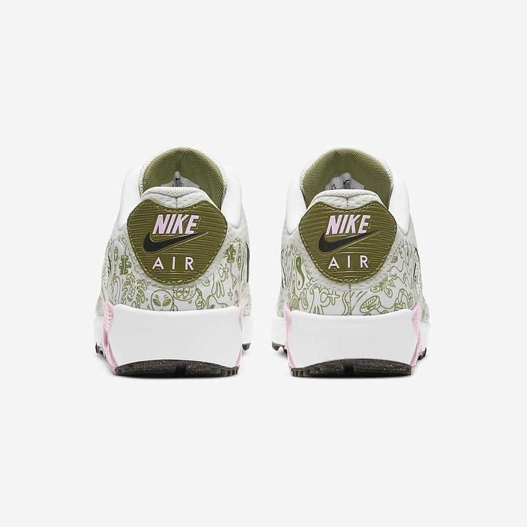 HYPEBEASTさんのインスタグラム写真 - (HYPEBEASTInstagram)「@hypegolf: @nikegolf has reworked the Air Max 90 NRG in Steven Harrington‘s artwork that references Alan Shepards’s space golf moment. Employing a Sail/Pink Foam/Asparagus/Newsprint colorway alongside sketches of spaceships and aliens with a hint of golf, the shoe celebrates Shepard’s Apollo 14 mission where he brought along golf balls and hit three of them with a custom Wilson six-iron, becoming the first person to play golf on the lunar surface. Find the pair available now at @nike’s site for approximately $178 USD.⁠⠀ Photo: Nike」1月27日 21時11分 - hypebeast