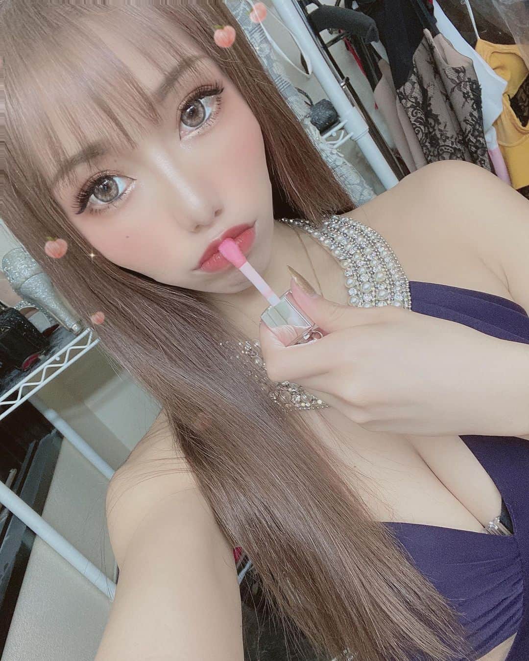 あゆかのインスタグラム：「最近お気に入りのDiorのティントオイル💄るいちゃんとおそろなのん🥰 ボディーミストとリップグロスは 絶対にDior！！！  最近は髪の毛ツヤツヤサラサラ目指してるからヘアメは週末だけ！！ ヘアメしてるほうがいいかなー？  .  .  .  #千葉キャバクラ#千葉富士見キャバ嬢#千葉富士見町キャバ嬢#千葉富士見キャバクラ#arドレス#ジュエルズドレス#オンラインキャバクラ#ファッション好きな人と繋がりたい#ヘアメイク#お家スタイル#息してる？#followｍe4 #follow4like#followtrain」