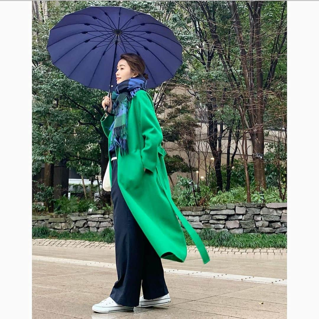 武藤京子さんのインスタグラム写真 - (武藤京子Instagram)「* * 先日のお洋服 * 雨の日は 鮮やかなアウターで 気分を上げてみた😆 * GREEN×NAVY×WHITE * #lephil  #joshuaellis #uniqlo  #gallardagalante #converse  #武藤巻き　 #アメブロ更新しました」1月27日 21時12分 - kyokomuto0628