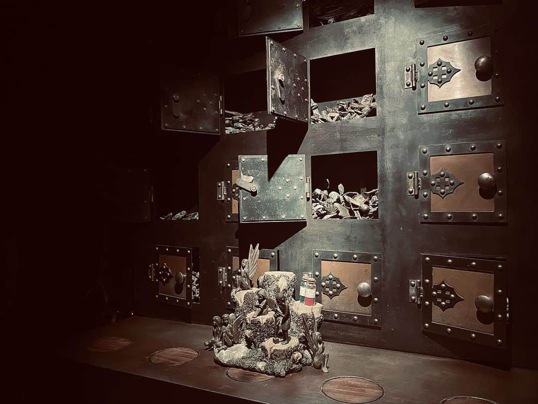 yucat（加藤有加利）さんのインスタグラム写真 - (yucat（加藤有加利）Instagram)「🧚‍♂️🧚‍♂️🧚‍♂️  Tír na nÓg at GINZA ティル・ナ・ノーグ　  鉄鋼の奥底で妖精が生きる世界に行って来ました。  「妖精が作られる製造工場」 鉄のカギを溶かして蝶の羽をつけ粉を振りかけて、妖精の完成  ファンタジーの世界でいただくお紅茶とキッシュは格別でした。  #yucat #ティルナノーグ #ティルナノーグカフェ #tirnanog #ティルナノーグ銀座 #妖精 #fairytail」1月27日 21時13分 - yucat1031