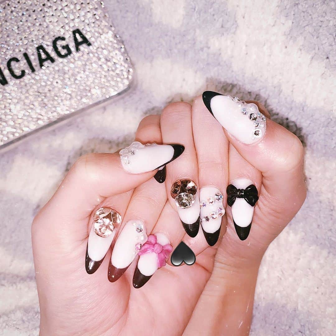 アンジェリカのインスタグラム：「New🖤nail ❤︎.* . バレンタイン近いから女のコっぽく してみたꉂʱªʱª❤︎ かわいっしょ？😂😂🖤 .  #ネイル #フレンチネイル #newnail #リボンネイル」
