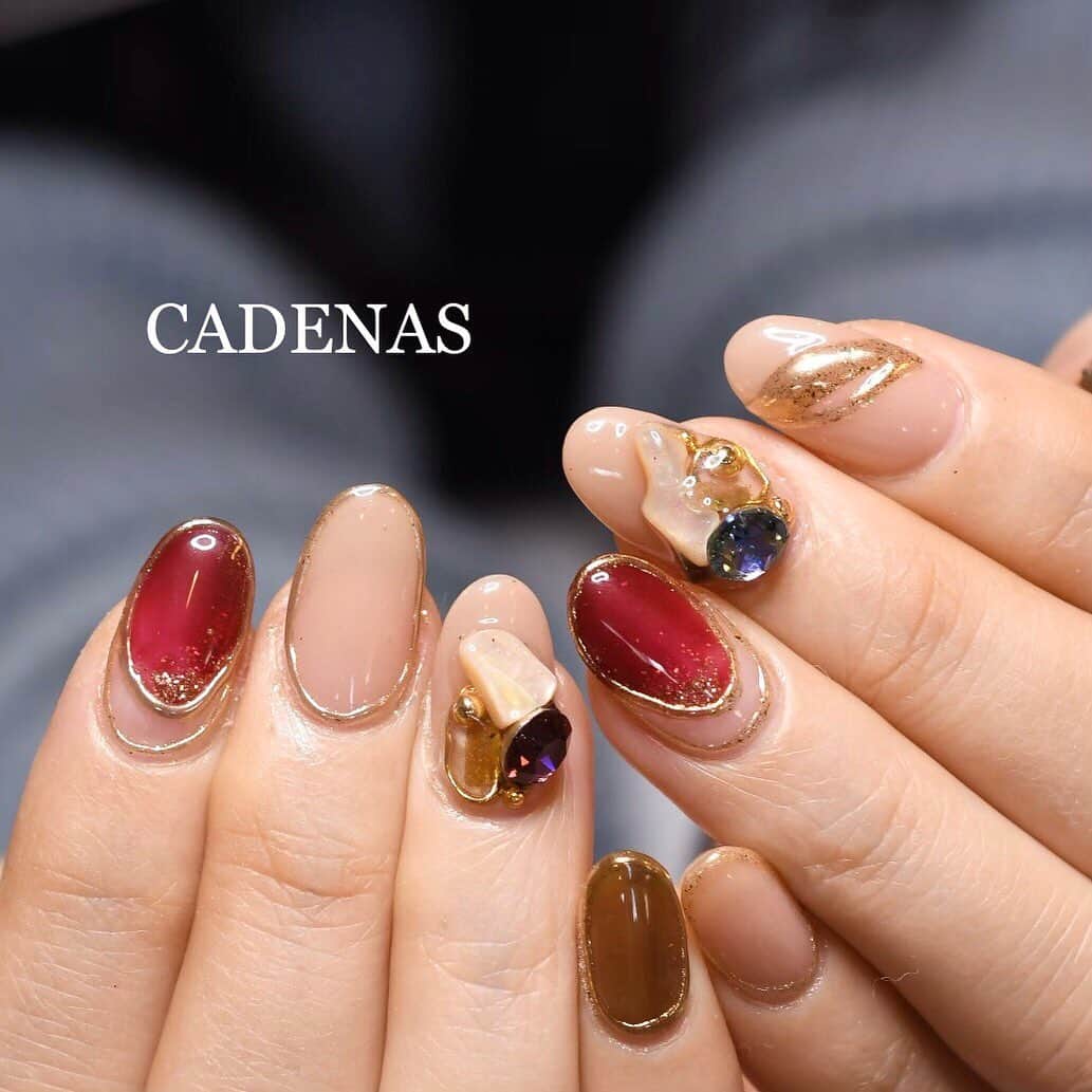 Yuka Maeda ::manicurelistのインスタグラム：「. . Salon data▼ ＝＝＝＝＝＝＝＝＝＝＝＝＝＝＝＝＝＝＝＝ . CADENAS -nail eyelash salon- ●Nail artist  @yuka.maeda  @yuki_cadenas ●eyelash　@cadenaseyelash  ゲストに愛と感動を…♡ . 【 LINE ＠cadenas 】 ご予約/お問い合わせはLINEよりお気軽に🤲 ▶︎▶︎#cadenasnail デザインアップしてます♡  price…★⭐︎Instagram特別キャンペーン中⭐︎★ . 「インスタ見たよ👀」と LINEからご予約で特別プライス7500円！！ . ※ご新規様限定 ※キャラクターや特殊なエレメント等のみ 別途料金いただく場合ございます🙇🏻‍♀️ . . price…初回8000円（オフ込み） access…大阪市北区堂山町16-1  中崎町駅  徒歩5分 /  梅田駅  徒歩6分 . tel… 06-4792-8617 ＝＝＝＝＝＝＝＝＝＝＝＝＝＝＝＝＝＝＝＝ . . .  #中崎町ネイルサロン #梅田ネイルサロン #大阪ネイルサロン #関西ネイルサロン #インスタネイル #instanails #instanail #トレンドネイル #ネイルサンプル #金具ネイルデザイン  #ネイルブック #アクセサリーネイル #ネイルチェンジ #今月のネイル #にゅーねいる #冬ネイル #パールネイル  #ネイル大好き #赤ネイル #ネイル部 #女子力向上委員会 #女子力 #女子力ネイル #アートネイル #rednails  #ニューネイル  #ナノソル #ナノソルcc  #ナノソル販売店大阪」