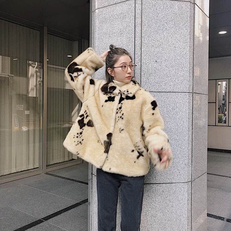 松尾 瞳のインスタグラム：「. @openclose_official のファーコート軽くて かわいくてあったかい🐄🤎🐄🤎  #私服 #ファーコート #openclose」