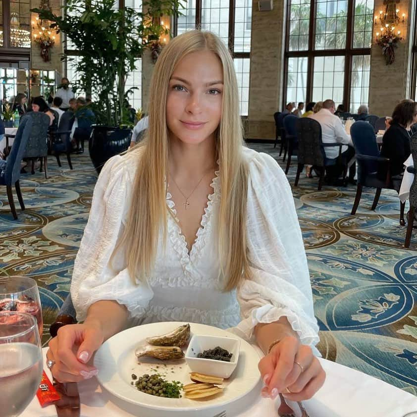 ダリヤ・クリシナさんのインスタグラム写真 - (ダリヤ・クリシナInstagram)「We have to keep calorie intake and consumption in balance ⚖️ However, I never counted calories, because I did not see the need for it. The foods I eat throughout the day are low in calories and I just listen to my body 👌🏼 Do you think it makes sense to count calories? 🧮  ⠀ Закон энергетического равновесия — правильный баланс между потреблением и расходованием калорий ⚖️  Я никогда их не считала, так как не видела в этом необходимости. Продукты, которые я употребляю в течении дня, не содержат высоких калорий. Я всегда прислушиваюсь к своему организму 👌🏼 А вы как думаете, есть смысл в их подсчете? 🧮  #calories #balancedmeals #daryaklishina」1月27日 21時23分 - dariaklishina