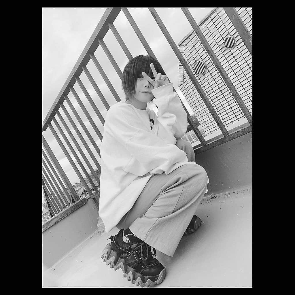 のインスタグラム：「.﻿ . 本日、１月２７日。﻿ ２９歳を迎えることができました。﻿ 日付回ってから沢山沢山﻿ DM等ありがとうございます🥺🤍﻿ 隅から隅まで見させていただきました！！♡﻿ そして知り合いからもおめでとうラインが﻿ 届いたのですが、お昼には40件ほど﻿ きていることに気づいて﻿ にやにやうきうきしながら﻿ 一通一通返させていただきました🤍﻿ 今年一年沢山の人と出逢って﻿ 関わってきてこうして﻿ あたたかい愛をもらってるなと。﻿ 本当にしあわせです。ありがとうございます。﻿ ﻿ ﻿ 今年ほど自分の誕生日に﻿ 疎くなることはなかったくらい﻿ 新年から有難いことに﻿ 目まぐるしく過ぎる日々で﻿ 終演し落ち着いたと同時に﻿ ﻿ ﻿ 『あ...( ･ㅂ･)』﻿ ﻿ ﻿ となりました。笑﻿ 自分がラスト２０代なんて信じられません。﻿ が、時間はまってはくれないので﻿ 魅力的な大人の女性になれるよう﻿ 魅力的な役者になれるよう﻿ コツコツ努力してゆこうと思います！﻿ ただ、２９歳だからといって﻿ 背伸びはせず。無理もせず。﻿ ﻿ ﻿ ２８歳も沢山の方に愛を頂いた分﻿ 私も返してゆきます。必ず。﻿ ﻿ ﻿ ２８なんだから、しっかりしなきゃと﻿ 自分を閉じ込めたときもありました。﻿ でも等身大でいいと、ありのままが好きだと﻿ 強く背中を押してくれてたのは﻿ 応援してくださる皆様の存在が﻿ 本当に大きいです。﻿ ﻿ ﻿ そして私の周りには﻿ 本当にステキな方々ばかりなので 今こうして私自身が”役者”として﻿ 生きていくことができてます。﻿ 人に恵まれてる。﻿ きっとこれからも色んな人と出逢い、﻿ 環境と出会い、作品と出会い。﻿ ﻿ ﻿ 自分なりの、妃乃なりの、﻿  ”２９歳” を見つけてゆきたいなと﻿ 思っております。﻿ 自分自身で、更に切り開いてゆけたら。﻿ 追憶の舞台もそうでしたが﻿ 基本、年相応にみられないため﻿ 下の子とも仲良くなるスピードは﻿ 私の武器だとおもってます、ふふん。﻿ ﻿ ﻿ ２つ連続で長文となってしまいましたが﻿ 愛を深く、物事と人と作品と﻿ 向き合っていく1年にできたら。﻿ ﻿ ﻿ 今後とも応援のほど、﻿ どうぞよろしくお願い致します！﻿ ﻿ ﻿ 妃乃ゆりあ﻿ ﻿ ﻿ ❁﻿ ﻿ ❁﻿ ﻿ #妃乃ゆりあ ﻿ #29歳の誕生日　﻿ #沢山の愛をありがとうございます　🤍」