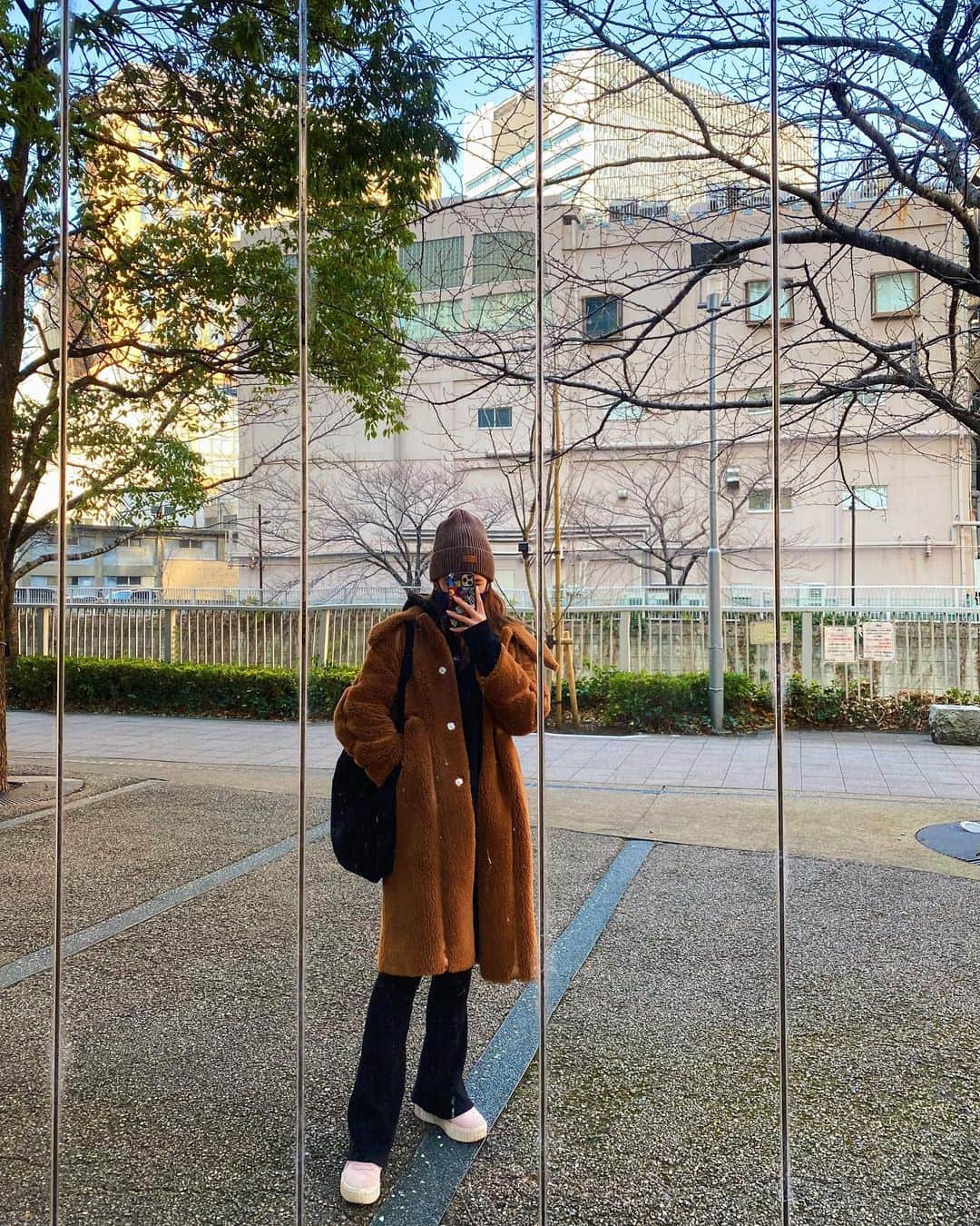 AMIのインスタグラム：「撮影終わりに大きな鏡を見つけので📸パシャっと！！！皆さまお馴染みのブラウンコーデちゃんです🤎🐻普段、基本はスニーカーを履いてるよ👟💨」