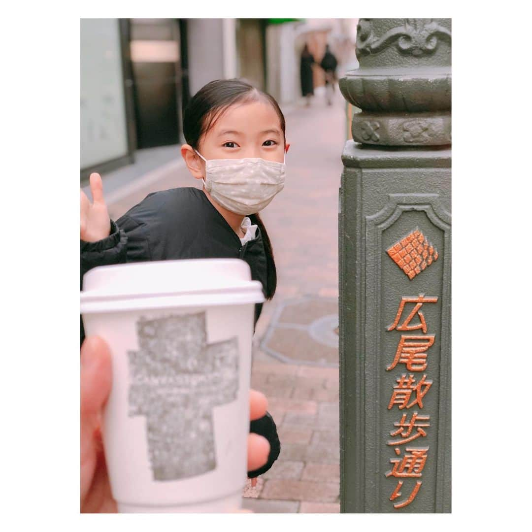 megumi matsuoさんのインスタグラム写真 - (megumi matsuoInstagram)「🅷🅴🅻🅻🅾︎ 昨日はミラと用事で広尾へ せっかく来たので 帰り道 CANVASTOKYOのラテを買ってみた  ここのところずっと おうちのネスプレッソだけだったから 久しぶりに外のラテが飲めてリフレッシュ  #松潤カフェ#ラテ好き#広尾カフェ#キャンバストウキョウ#canvastokyo#カフェラテ#松潤さんぽ#サラミラグッジョブ#サラミラ#次女#smile#happy」1月27日 21時25分 - sara_mira_