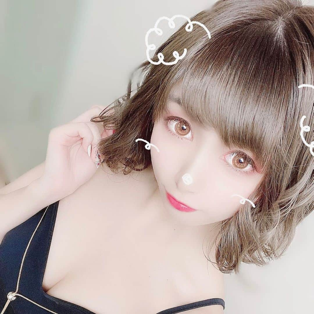 うららさんのインスタグラム写真 - (うららInstagram)「そういえば髪切りました💇‍♀️ 似合ってますか？？  盛れなかったからSnowで失礼🙌  #ショートヘア #ショートカット #ショートボブ #ショート #ショートスタイル #ヘアメイク #ヘアメ #ヘアアレンジ #ヘアカラー #ヘア #ヘアスタイル #Snow #加工 #加工画像 #キャバ嬢 #キャバクラ #キャバ #歌舞伎町 #歌舞伎 #歌舞伎町キャバ嬢 #新宿 #夜 #夜職 #モデル #可愛い #自撮り #自撮り女子 #自撮り界隈 #綺麗」1月27日 21時21分 - urara_azianclub