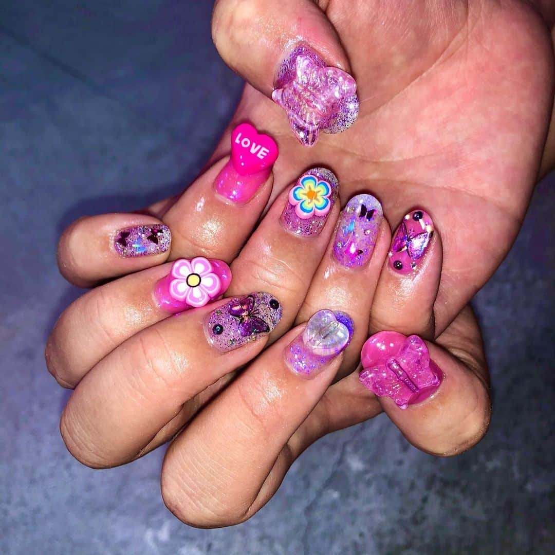 ぺえのインスタグラム：「最近のネイル🦋🌼💍💖 #皆さんのお気に入りを教えてください #5枚目のネイルは光に当たると光るネイル #6枚目が光に当たってない状態 #気づいたら1週間ぶりの投稿 #最近投稿ないけど大丈夫ですかってDMやコメントも頂きました #あんなにSNS人間だった私が信じられない #ご心配かけた方ごめんなさい #私は今人生で一番自分を大切にできています #自分にとって一番大切なものはSNSの世界にはない #大好きだったSNSが嫌いになりそうな瞬間も最近増えてきたり #本当の自分の幸せなんてSNSの世界で見つけられない #現実にも汚れた世界はたくさんあるけど #SNSには今もっと恐ろしい世界が広がっている  #SNSでこれを読んでくれているあなたに出会えたこと #応援してくれる温かい言葉をかけてくださる皆さんには本当に感謝しています #あたしは本当の自分としっかりと向き合ってゆっくり生きています #もう少しゆっくりしたら #また頑張り始めてみようかなって思ってます #疲れてしんどくなって苦しくなって落ち込んだり病んでしまうことは悪いことじゃない #一回ゆっくり休んでまた自分なりに頑張り始めればいいの #心が折れそうな自分を責めないで #心が折れそうになるぐらい頑張れたってこと #そんな自分を褒めてあげて #自分を褒めてあげられない人がいたら代わりに背中をさすってあげて」