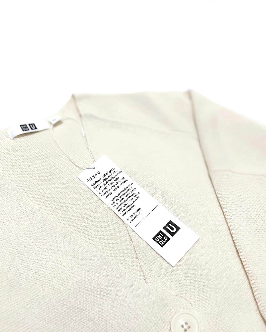 lve_xxxxのインスタグラム：「.﻿ .﻿ ﻿ 𝗨𝗡𝗜𝗤𝗟𝗢 𝗨﻿ @uniqlo ﻿ ﻿ ☑︎ ﾐﾗﾉﾘﾌﾞVﾈｯｸｶｰﾃﾞｶﾞﾝ﻿ ﻿ 01 ᴏғғ ᴡʜɪᴛᴇ﻿ ﻿ ﻿ 前回のU 乗り遅れて買えず﻿ 失神仕掛けたが友達に譲ってもらって﻿ 生き返った😇思い出のｶｰﾃﾞｶﾞﾝ←﻿ ﻿ 今回は在庫多めにあったんかな？﻿ 無事に買えました👛﻿ ﻿ が… ʙʟᴀᴄᴋ は買えず。﻿ 欲しいｻｲｽﾞ…完売しとる😱﻿ ﻿ 　﻿ 試着したら前回のﾓﾉより﻿ ｺﾝﾊﾟｸﾄに感じたのでweb🛒で注文﻿ ﻿ ゆるっとダボっと着たくて﻿ XXLにしました☝️﻿ ﻿ ｶｼﾞｭｱﾙｺｰﾃﾞで合わせるのに﻿ 最高なｻｲｽﾞ感で試着してﾆﾔﾆﾔした☺️←﻿ ﻿ どーかどーか UNIQLO様ｯｯ﻿ ʙʟᴀᴄᴋ 再入荷をぉぉ！﻿ ﻿ ﻿ #UNIQLO #UNIQLOU﻿ #ミラノリブvネックカーディガン ﻿ ﻿ ﻿」