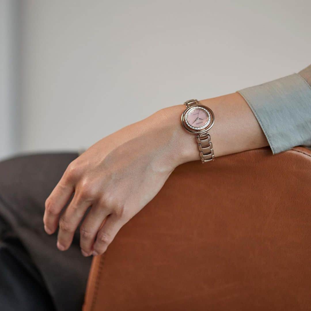 citizenlwatchさんのインスタグラム写真 - (citizenlwatchInstagram)「「ジュエリーのような腕時計🌟」﻿ ﻿ 丸みを帯びたバンドが特徴的なこちらのモデル💓﻿ 優しい印象を与え、ブレスレット感覚で楽しめます。﻿ ﻿ Enjoy this round timepiece just like how you enjoy wearing a bracelet 🌟﻿ ∵∵∵∵∵∵∵∵∵∵∵﻿ CITIZEN's sustainable watch﻿ ﻿ ・国内モデル﻿ EM0904-58W﻿ ¥77,000(税込)﻿ (税抜価格 ¥70,000)﻿ ﻿ Link in bio @citizenlwatch ﻿ ∵∵∵∵∵∵∵∵∵∵∵﻿ ﻿ #sustainablewatch #サステナブルウォッチ﻿ #citizen #citizenl #citizenwatch﻿ #シチズン #シチズンエル」1月27日 21時22分 - citizenlwatch