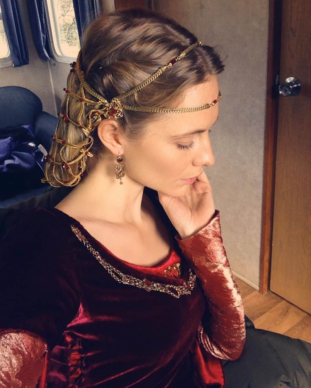 ポピー・デルヴィーニュさんのインスタグラム写真 - (ポピー・デルヴィーニュInstagram)「The things you find in trailers... 😳  (SWIPE through for a few more surprises)」1月27日 21時23分 - poppydelevingne