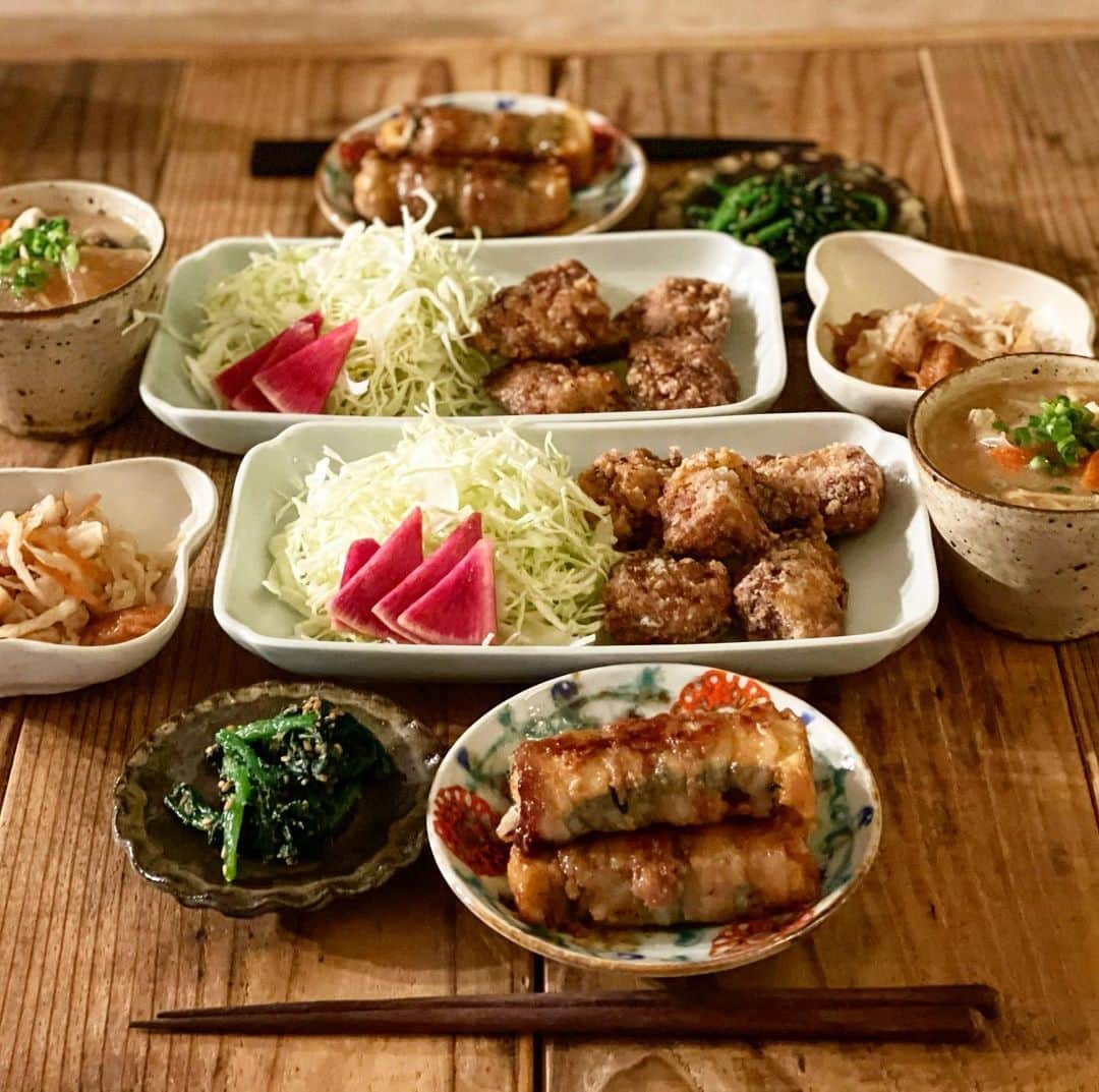 Atsukoのインスタグラム：「今日の晩ご飯 2021.01.27  マグロの竜田揚げ 厚揚げの豚紫蘇チーズ巻き焼き 切干大根煮 ほうれん草の胡麻和え 豚汁  マグロのの竜田揚げは簡単おいしいのでおすすめです。 マグロのサクを適当にかっとしたら、ビニールに入れ生姜チューブとニンニクすりおろしを少々、醤油と酒をひたひたになるくらいいれたら冷蔵庫でしばし寝かす。 揚げる直前にビニール袋に片栗粉をいれ、そこにマグロを投入。 180℃の揚げ油で上げていきます！  厚揚げの豚紫蘇チーズ巻き焼きも美味しかった！チーズが溶けてフライパンに出ちゃっても最終的に美味しいのでおすすめです😘」