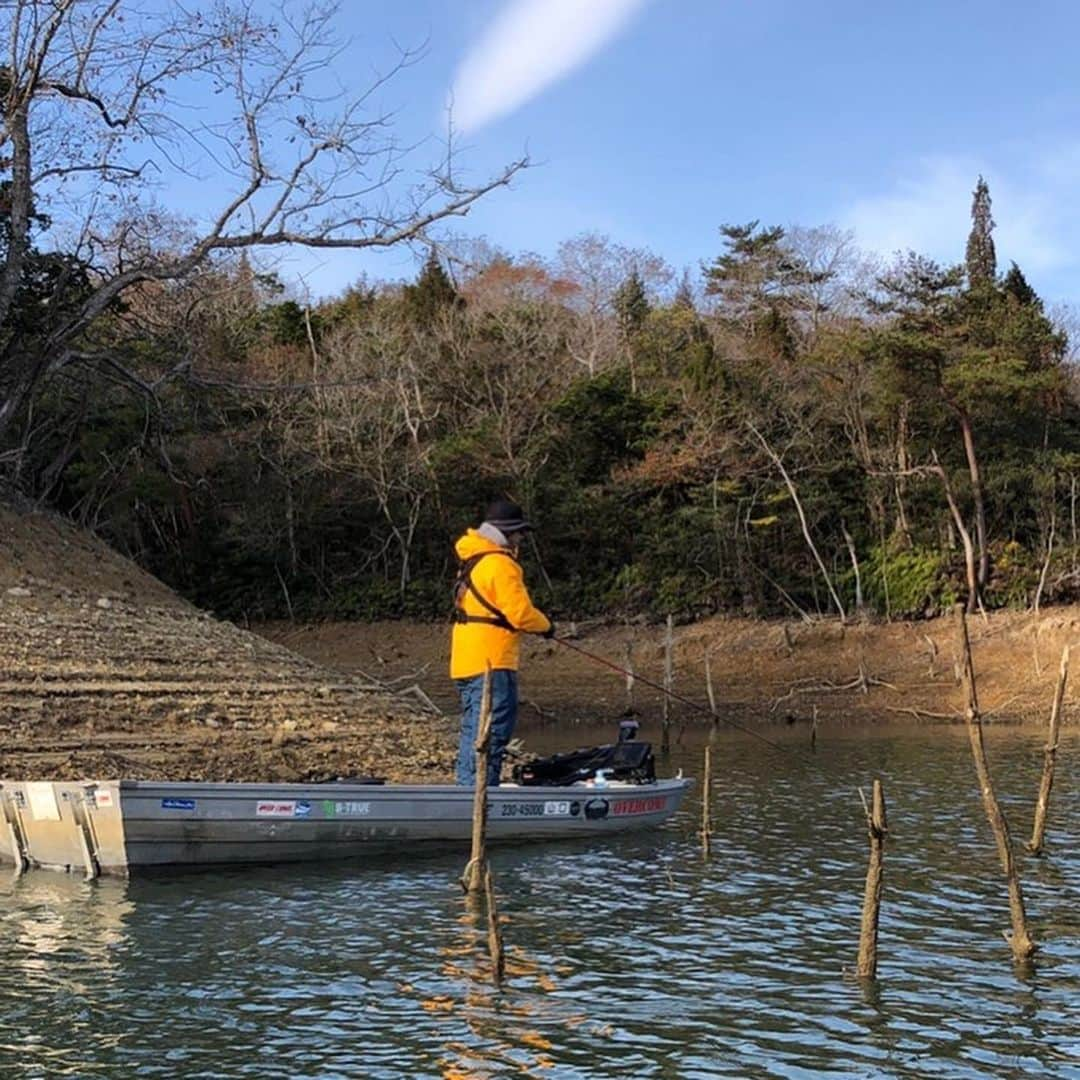 清水盛三のインスタグラム：「本日PM22:00からサンテレビのザ・ヒットに出演します📺 昨年末にロケに行ったんですがめちゃくちゃ寒かった🥶 でもめちゃHOTになりました😊 オンエアーお楽しみに👍 いつもですが見れない地域の方は2週間後に番組ホームページ内のYouTubeでご覧になれます‼️ ・ ・ ・ #サンテレビ #suntv #ザヒット #thehit #エバーグリーン #evergreen #ダイワ #daiwa #サンライン #sunline #ベイトブレス #baitbreath #ゼクーbyジール #zequebyzeal #是非観てくださいね」