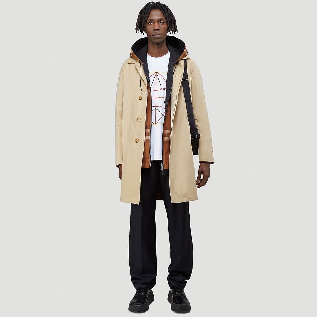 エルエヌシーシーのインスタグラム：「Known for its innovation, craftsmanship and quintessential British design, Burberry continues to elevate its iconic collections. The heritage brand re-introduces the trench coat and signature check motifs for the new season alongside modern silhouettes and functional accessories. @burberry」