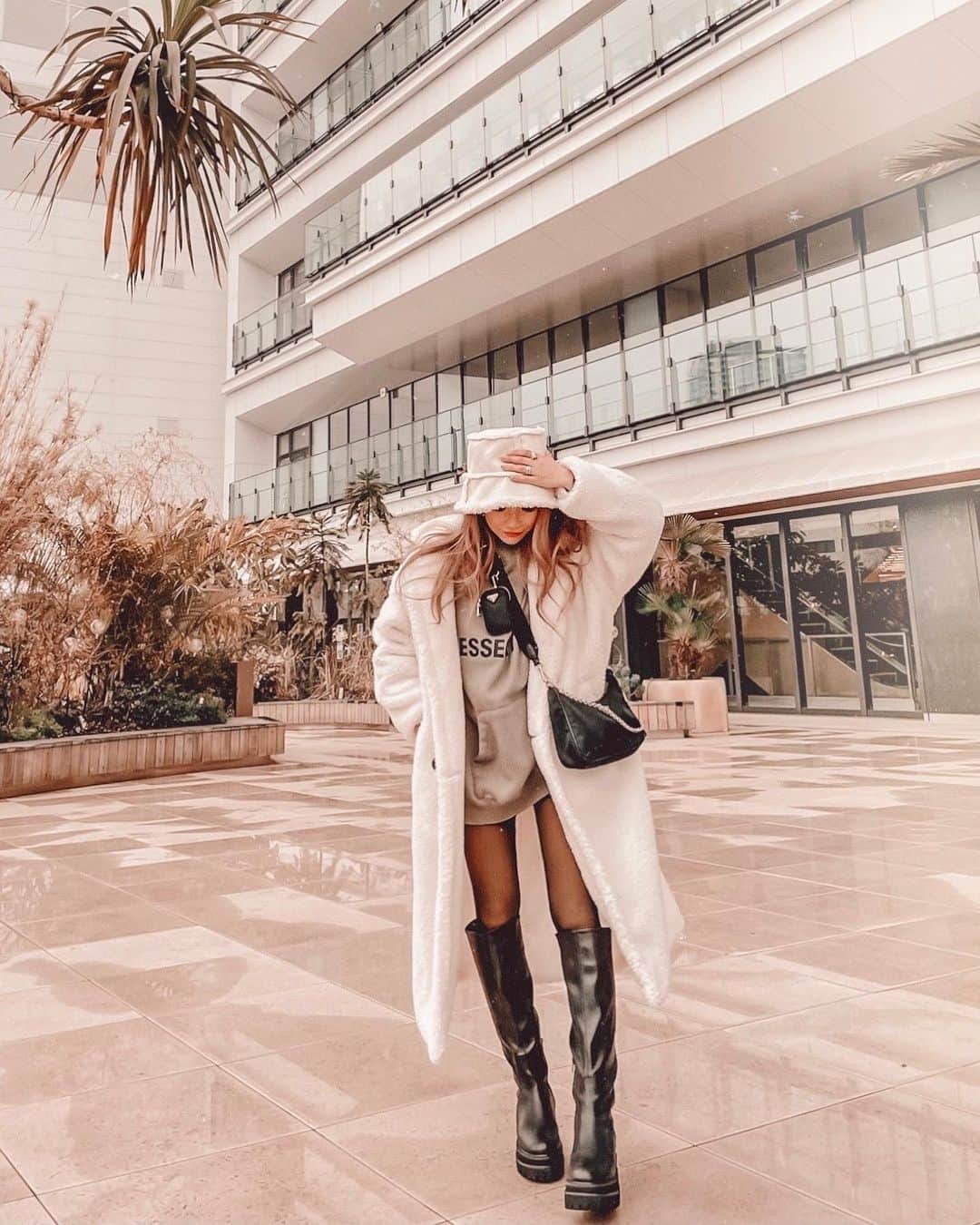 のインスタグラム：「🐑🐑🐑 . . もこもこ三昧 hat&coat @bae.select  . 今日は今年入っていちばんの嬉しいことが あったからとってもしあわせなんだー♡ あ、まじ脚長に撮ってくれてありがとう🤣🤣🤣 . 📸 by @miikomiiiko  . . #coordinate」