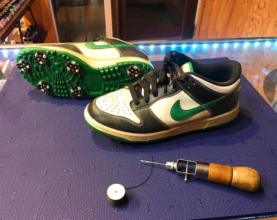 のインスタグラム：「NIKE DUNK LOW ゴルフシューズ  ソール再接着での修理。 劣化した接着剤を綺麗に除去して、再接着。 その後サイドステッチをして完成。  ご依頼ありがとうございました。  #NIKE #nikedunk #dunk  #dunklow #golf #golfshoes #スニーカー好き#スニーカーアトランダム #スニーカー #スニーカー修理 #修理職人 #市川 #本八幡 #大阪 #心斎橋 #sneakeratrandom #sneaker #shoestagram #repair」