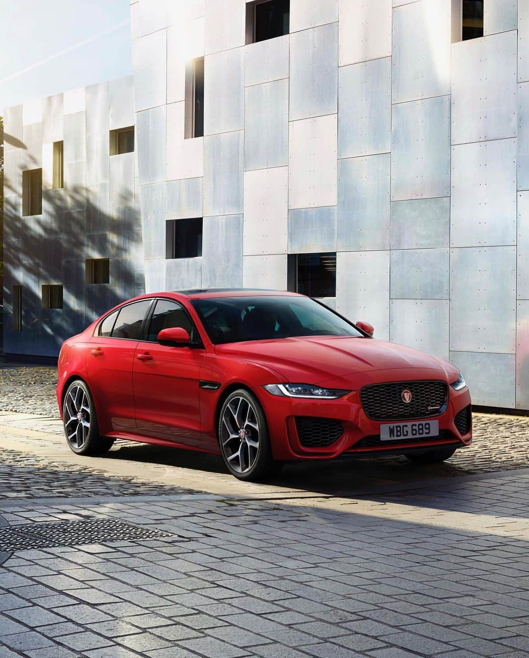 Jaguarさんのインスタグラム写真 - (JaguarInstagram)「Superior design. Unforgettable drive.   #Jaguar #XE #Premium #Luxury #Sports #Saloon #AWD #CarsofInstagram #InstaCars」1月27日 21時27分 - jaguar