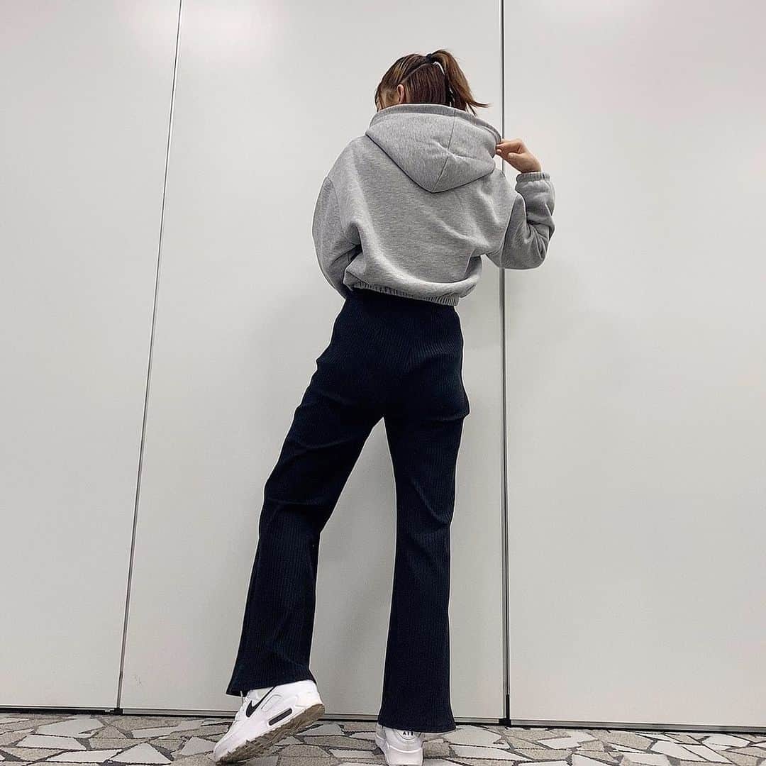 のインスタグラム：「. 今日も一日お疲れ様〜♡ 昨日のストーリーにみんなが 沢山反応してくれて うれしかったよ〜！！ . 今日は習い事とお仕事の 盛り沢山な1日でした🥱 明日も楽しみやから 早く寝よっと〜 洋服のブランドはタグ付けとくね！ #りかりこ #双子 #ファッション #私服 #コーデ #プチプラ #NIKE #fashion #ootd #cordinate #zara #インナーカラー #オン眉 #ボブ」