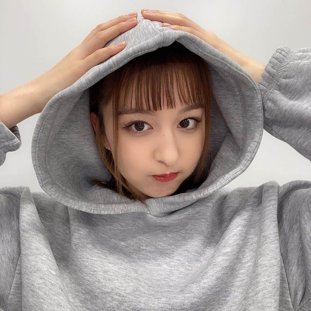 市野莉佳さんのインスタグラム写真 - (市野莉佳Instagram)「. 今日も一日お疲れ様〜♡ 昨日のストーリーにみんなが 沢山反応してくれて うれしかったよ〜！！ . 今日は習い事とお仕事の 盛り沢山な1日でした🥱 明日も楽しみやから 早く寝よっと〜 洋服のブランドはタグ付けとくね！ #りかりこ #双子 #ファッション #私服 #コーデ #プチプラ #NIKE #fashion #ootd #cordinate #zara #インナーカラー #オン眉 #ボブ」1月27日 21時29分 - ichirika_62