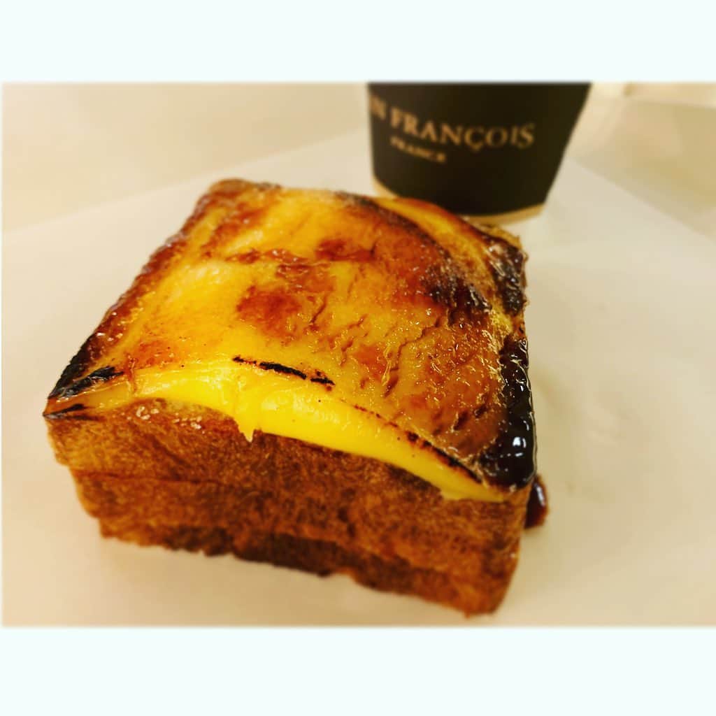 七瀬遥のインスタグラム：「クレームブリュレ〜😋🍞🧡  今日も凄い変化のタイミングだなぁ〜✨✨ 色々とびっくり仰天な事もあったり🤣💕 戸惑う事もあるけど、本当に面白い事がいっぱい🌈 ここから、またどうなっていくのかドキドキです💖  #パン#クレームブリュレ#美味しい#スイーツ#sweets#delicious#fun#good#friend#happy#love#happiness#good#smile#tokyo#omotesando#japan」