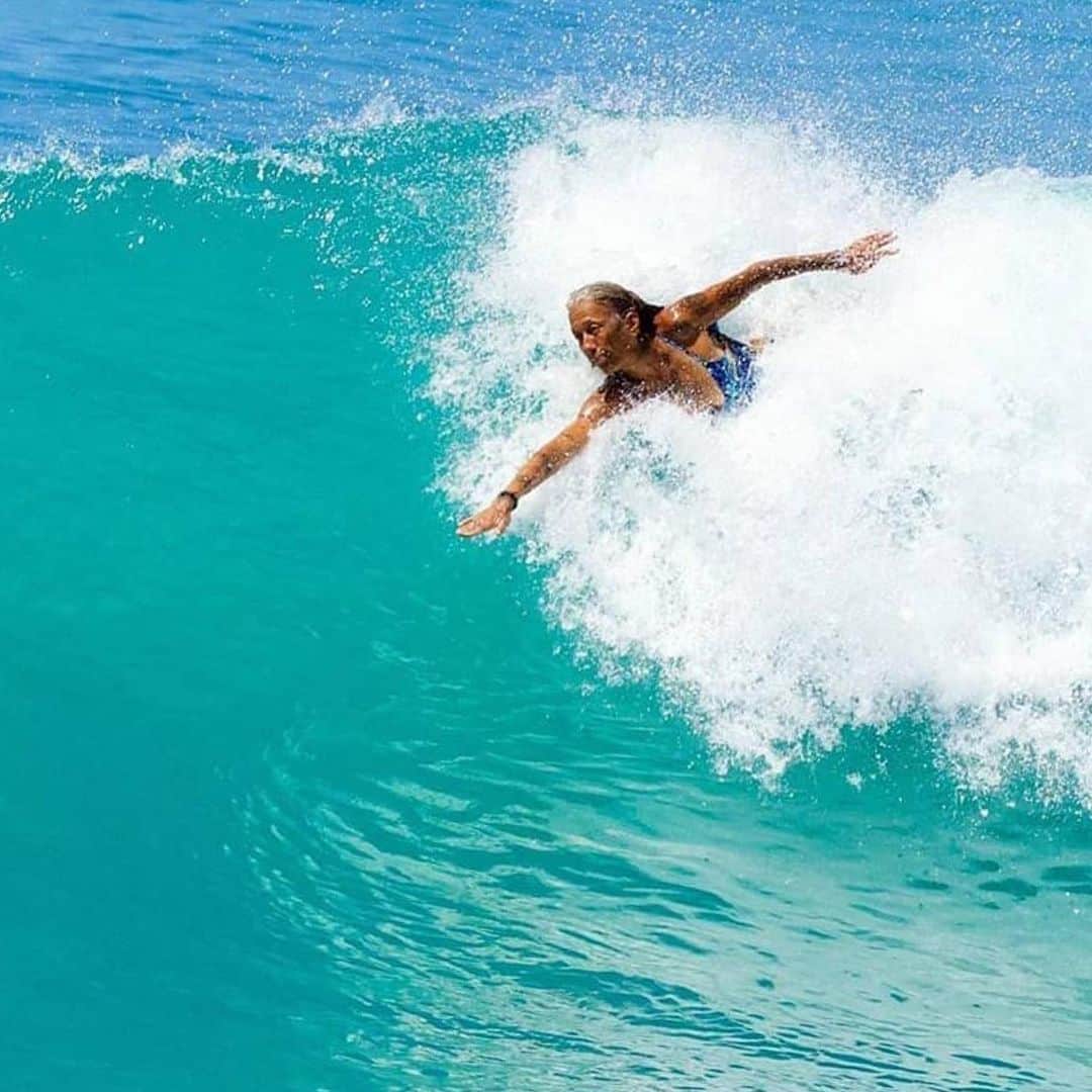 Pualani Hawaii Beachwearさんのインスタグラム写真 - (Pualani Hawaii BeachwearInstagram)「もうお孫さんのいるお歳でこのアクティブさ！そしてこの激しい動きにもずれないのがプアラニです💕  #60代コーデ #50代コーデ #ボディーサーフィン #サーファーガール #プアラニハワイ #surfing #surfer #bikinis #bathingsuit #hawaii #bofysurfing」1月27日 21時30分 - pualani_monsarrat
