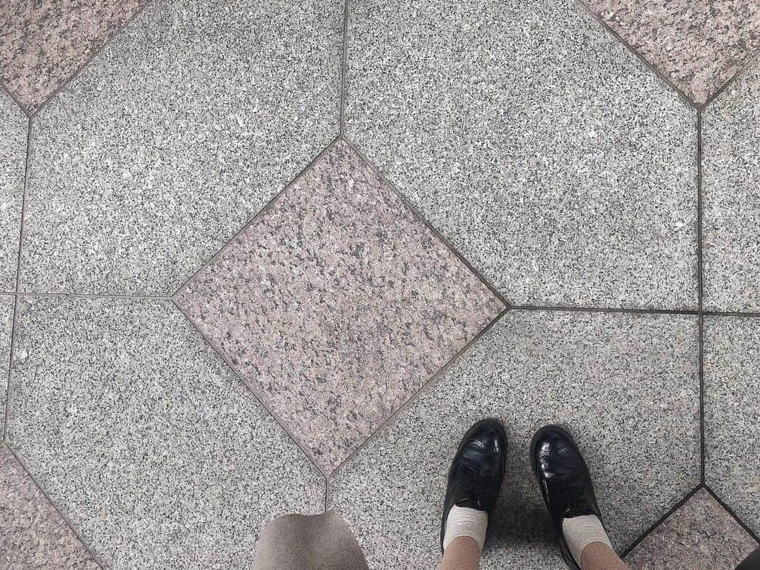 yuu__aaaのインスタグラム：「. . 最近よく歩いてる👞 . . 音楽聴きながらぼーっと歩くの好き . . #あしもと倶楽部 #靴#shoes#ローファー#ootd #ootdfashion」