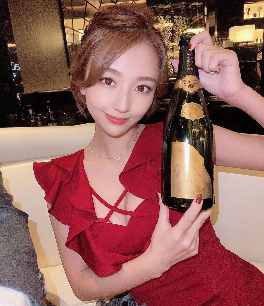 ナナのインスタグラム：「. 今年もソウメイ推しです🍾💕 . @soumei.japan  @roppongi_lalah  . #tokyo#東京#六本木 #lalah#make#キャバ嬢 #キャバクラ#ホステス #シャンパン#ソウメイ #ショートカット#ショート女子」