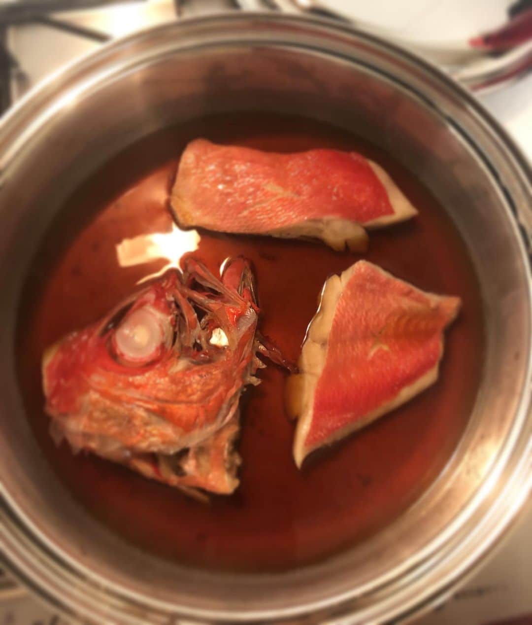 山口もえのインスタグラム：「・  夫が無事に退院しました！！ しばらくは自宅にてゆっくり過ごしてもらいたいと思います。  今日はめでたいので金目鯛の煮付けを作りました🐠 なんだか残念な魚のぶつ切り写真でごめんちょ💦 どうにもこうにも美味しそうじゃないね💧笑 ⚠️けしてお料理上手をアピールしたいわけではありません！！ とにもかくにも・・・ 家族皆そろって嬉しいです✨ パパさんおかえりなさい♡  #退院#stayhome #やっとやーっと家族皆そろった #それだけで嬉しい  ※血圧計の情報ありがとうございます✨」