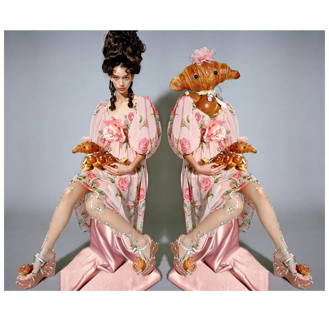 Elena Rendinaさんのインスタグラム写真 - (Elena RendinaInstagram)「🥐🐩 Let Them Eat Cake 🐩🥐  For @sretsisofficial @pimstarr   pics & shoes & brioche by me model @sarahornbyx  hair @akikohairs makeup @natsumi_narita   #RS21KissTheWorld #Versailles #letthemeatcakes」1月27日 21時32分 - elenarendinastudio