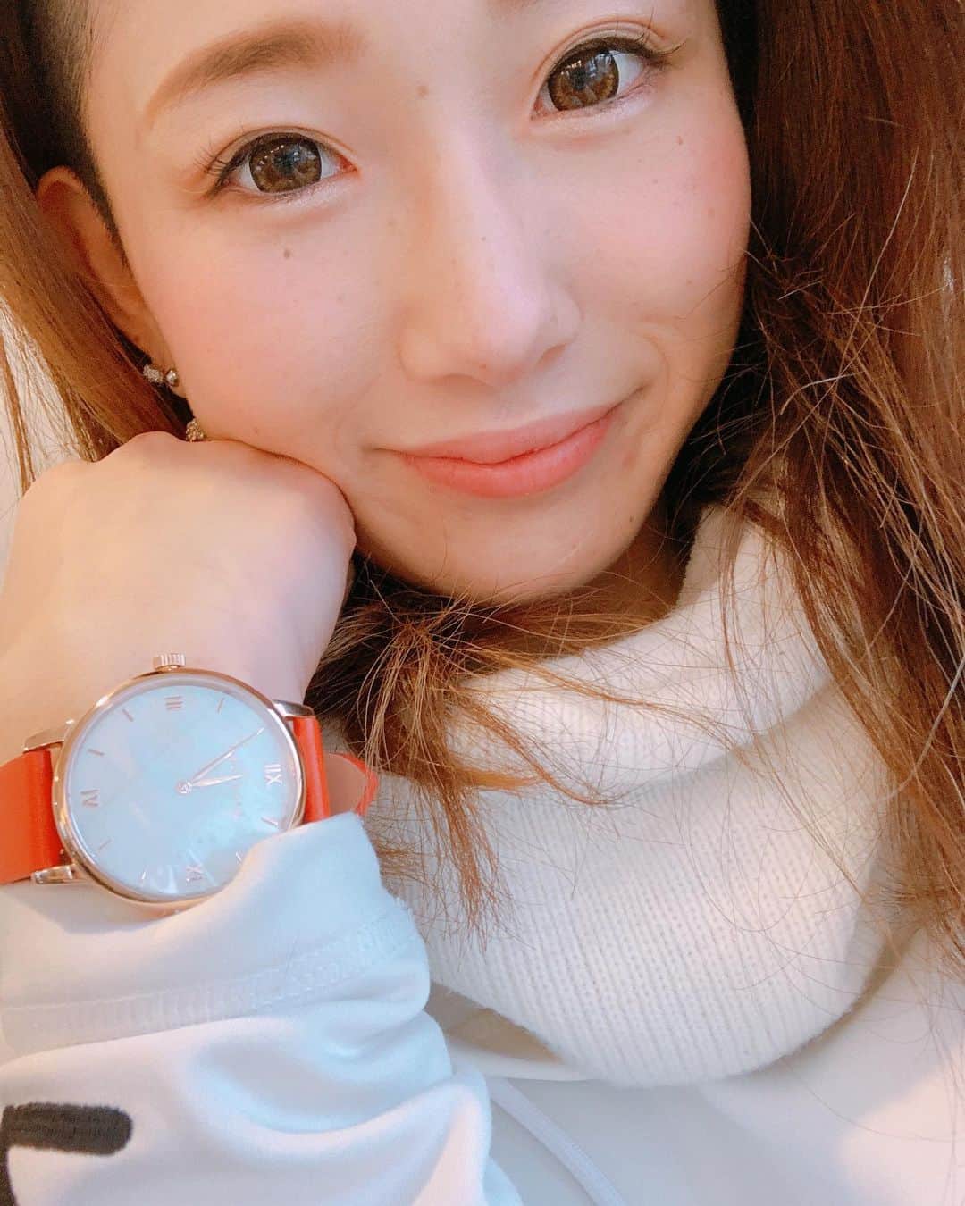 のインスタグラム：「リアクレア　@liakulea_japan さんの時計可愛いー😆  ・ 赤のベルトに一目惚れしちゃいました！ ベルトもしっかりしているけど、軽いからゴルフでも付けながら出来そう〜🥺✨✨  ・ liakuleaさんのliaはハワイ語の憧れ。kuleaは幸福・成功。 ハワイアングッズ大好きな私としてはピッタリのアイテム😊  ・ 『sayakau59』のクーポンコードで10%割引されますので、気になる方は是非！✨  ・ この時計の意味通り、幸せになれたらいいな…❤️  ・ #リアクレア#時計#腕時計#liakulea#ハワイ#hawaii #watch」