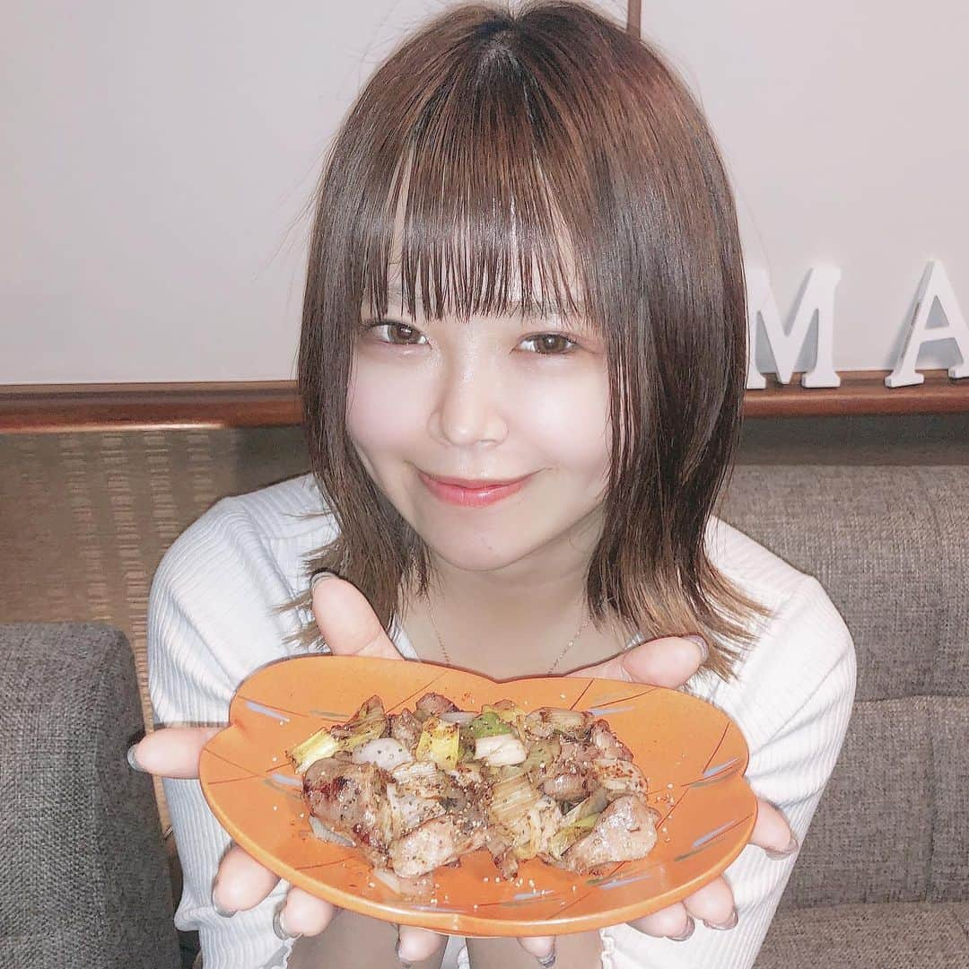 白石かえでのインスタグラム：「和食Bar 伊万里に行ってきたよ( ´ •̥  ̫ •̥ ` )﻿ ﻿ ﻿ 伊万里って言葉に反応しちゃって﻿ 気になっとったんよ！！(九州出身として)﻿ ﻿ ﻿ 伊万里焼でお料理を出してくれるお店。﻿ 唐揚げがめっちゃ味しみしみで﻿ 美味しかった( ´ •̥  ̫ •̥ ` )💓﻿ ﻿ ﻿ 普段は22:00~5:00で開いとるらしいけど﻿ 今は15:00~20:00で開けとるんだって！﻿ ﻿ ﻿ ちょっと入口入りにくいけど﻿ 中に入ったら全然大丈夫やった🎶﻿ ﻿ ﻿ 焼酎とか日本酒もあるし、﻿ お魚もあって、いいね👍🏻👍🏻✨﻿ アクリル板もあって安心して食べられた！﻿ 今回はせんかったけど、﻿ カラオケもできるって〜！！ぜひー！﻿ ﻿ ﻿ ﻿ ☆和食Bar 伊万里☆﻿ 東京都新宿区歌舞伎町２-34-8　第5Sビル3F﻿ 今の営業時間:15:00~20:00﻿ 定休日:日曜日」