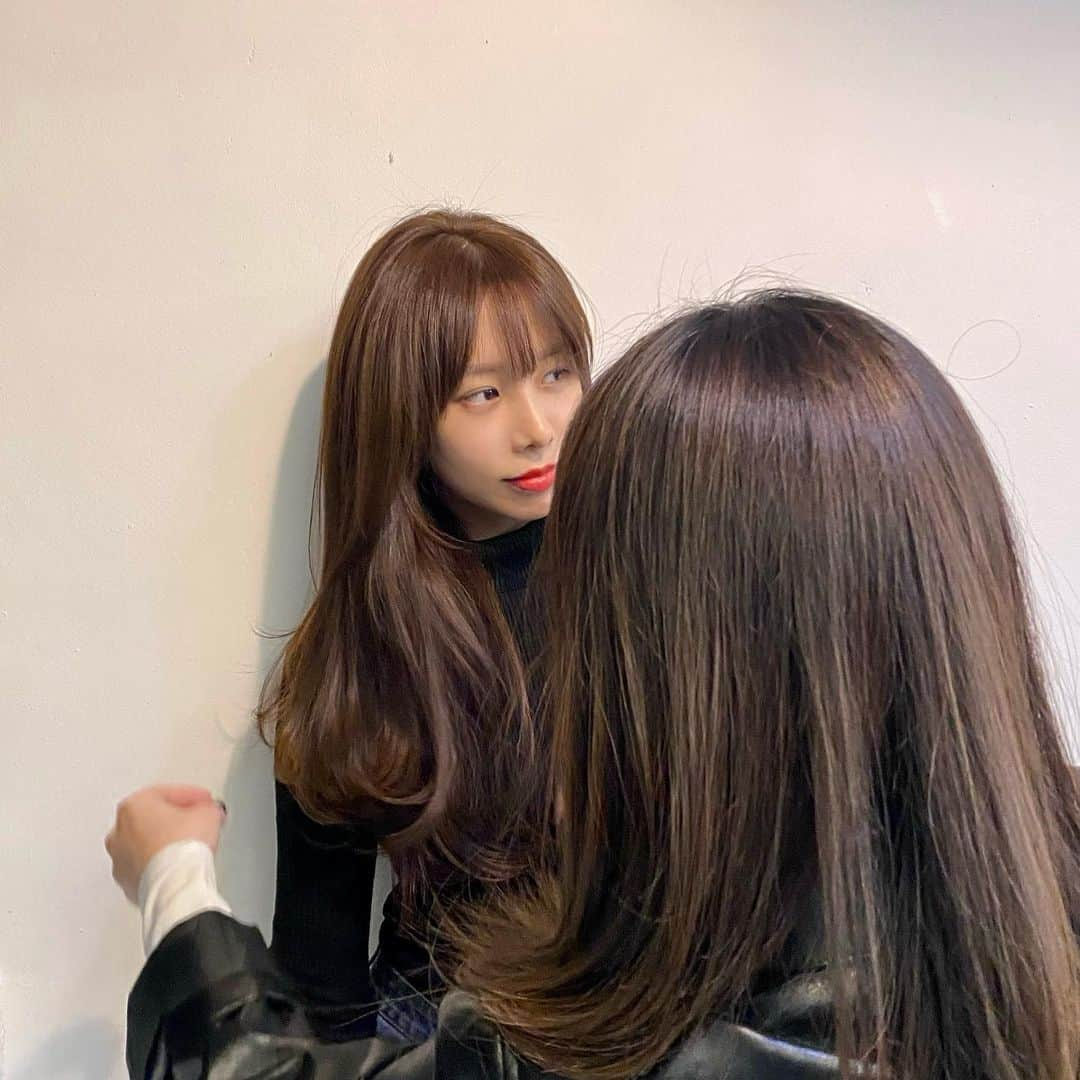 ユジさんのインスタグラム写真 - (ユジInstagram)「앞머리 잘랐던날 하나언니 뒤통수랑😌 @soonsoo_hairchacha」1月27日 21時39分 - __yudidi_