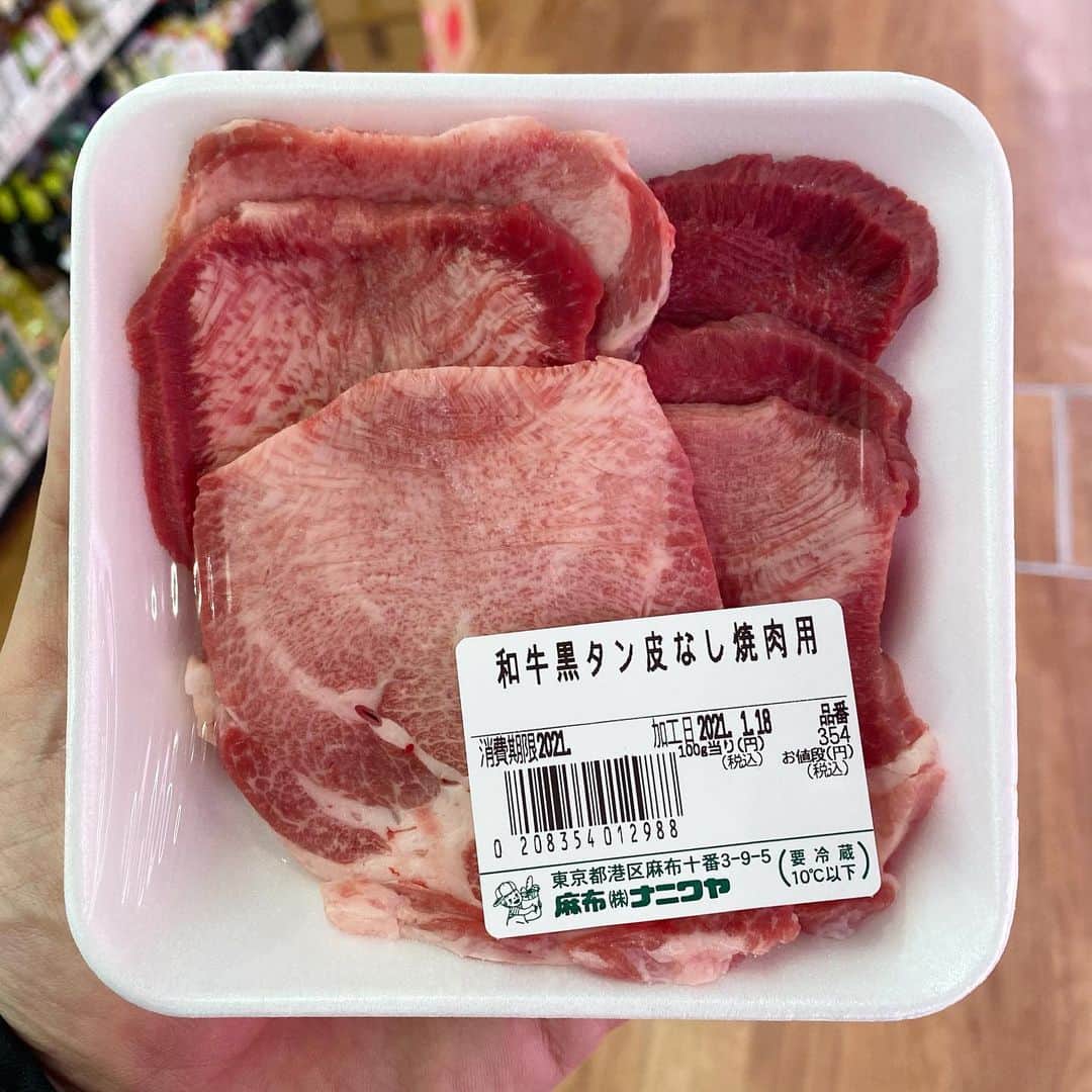 東京肉レポートさんのインスタグラム写真 - (東京肉レポートInstagram)「美味しい和牛が買えるスーパーをご紹介！麻布十番にある「ナニワヤ」はさすがの品揃え！雌牛にこだわった正肉だけでなく、テールやレバーなどのホルモンも色々な種類が並びます！黒タンのスライスが毎日あるのも嬉しすぎる😍特製のローストビーフは早めに買わないとすぐ売れきれちゃうよ！  価格帯：1,000〜5,000円 オススメメニュー：ローストビーフ、牛タンスライス  Looking for a local supermarket where you can buy high quality Wagyu at ? Try “Naniwaya” near Azabujuban station and you will be surprised !  #ナニワヤ #麻布十番 #麻布十番グルメ #焼肉 #肉 #和牛 #牛 #グルメ #東京肉レポート #肉レポ #naniwaya #azabujuban #hamburger #wagyu #beef #instafood #food #foodie #barbecue #bbq #tokyo #tokyo_wagyu_report」1月27日 21時41分 - tokyo_wagyu_report