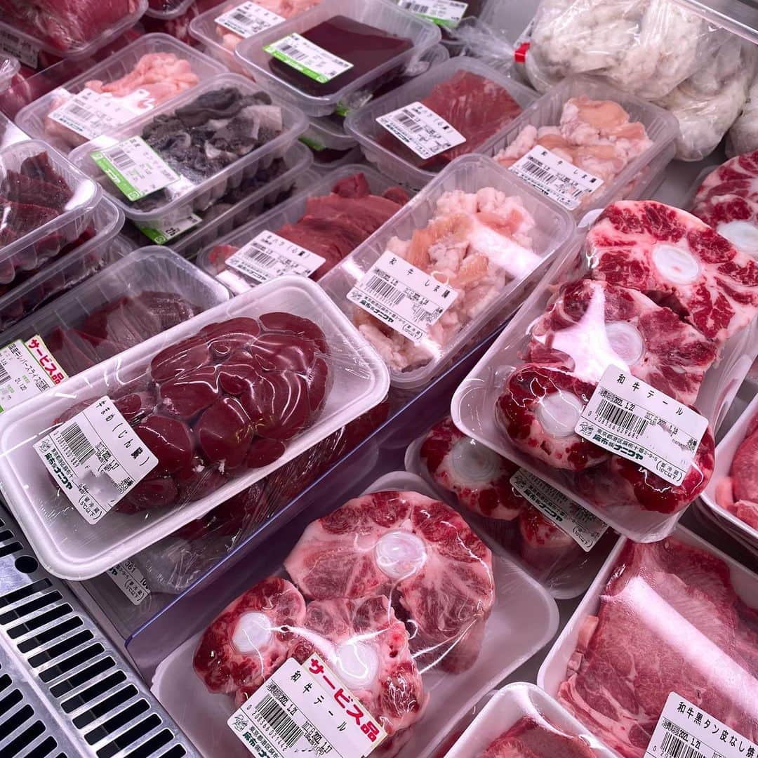 東京肉レポートさんのインスタグラム写真 - (東京肉レポートInstagram)「美味しい和牛が買えるスーパーをご紹介！麻布十番にある「ナニワヤ」はさすがの品揃え！雌牛にこだわった正肉だけでなく、テールやレバーなどのホルモンも色々な種類が並びます！黒タンのスライスが毎日あるのも嬉しすぎる😍特製のローストビーフは早めに買わないとすぐ売れきれちゃうよ！  価格帯：1,000〜5,000円 オススメメニュー：ローストビーフ、牛タンスライス  Looking for a local supermarket where you can buy high quality Wagyu at ? Try “Naniwaya” near Azabujuban station and you will be surprised !  #ナニワヤ #麻布十番 #麻布十番グルメ #焼肉 #肉 #和牛 #牛 #グルメ #東京肉レポート #肉レポ #naniwaya #azabujuban #hamburger #wagyu #beef #instafood #food #foodie #barbecue #bbq #tokyo #tokyo_wagyu_report」1月27日 21時41分 - tokyo_wagyu_report