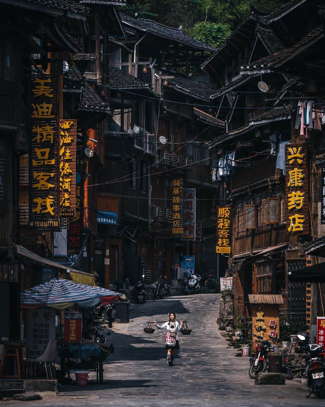 R̸K̸さんのインスタグラム写真 - (R̸K̸Instagram)「It's about very simple country woman. The village girl was strange to city life, she lived her whole life in the country. But the township is changing. #hellofrom Guizhou China ・ ・ ・ ・ #beautifuldestinations #earthfocus #earthoffcial #earthpix #thegreatplanet #discoverearth #fantastic_earth #awesome_earthpix #roamtheplanet #ourplanetdaily #lifeofadventure #livingonearth  #theglobewanderer #stayandwander #welivetoexplore #awesome_photographers #IamATraveler #wonderful_places #TLPics  #designboom #voyaged #sonyalpha #bealpha #artofvisuals #travellingthroughtheworld #streets_vision #d_signers #bbctravel #lovetheworld @sonyalpha  @lightroom @soul.planet @earthfever @9gag @500px @paradise @mega_mansions @natgeotravel @awesome.earth」1月27日 21時50分 - rkrkrk