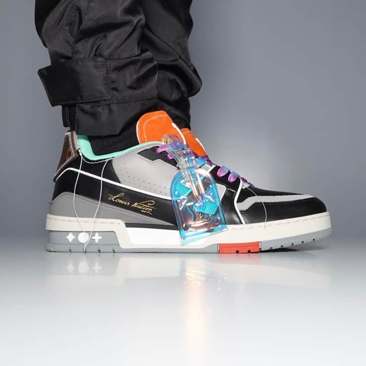 VERBALのインスタグラム：「@louisvuitton 👟♻️ by @virgilabloh   #LVUPCYCLING  #LVTRAINER」