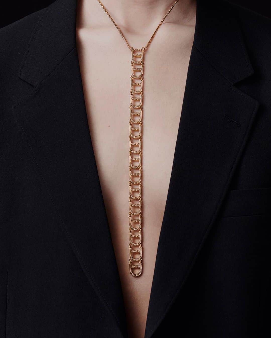 ペニーレ・タイスベックさんのインスタグラム写真 - (ペニーレ・タイスベックInstagram)「I’m thrilled to announce  that Finematter is introducing vintage jewellery from Chanel, Dior and Givenchy today🤍 Our edits are available to shop online now🖤  Photo @henrikbulow styling @ctlarsson」1月27日 21時59分 - pernilleteisbaek