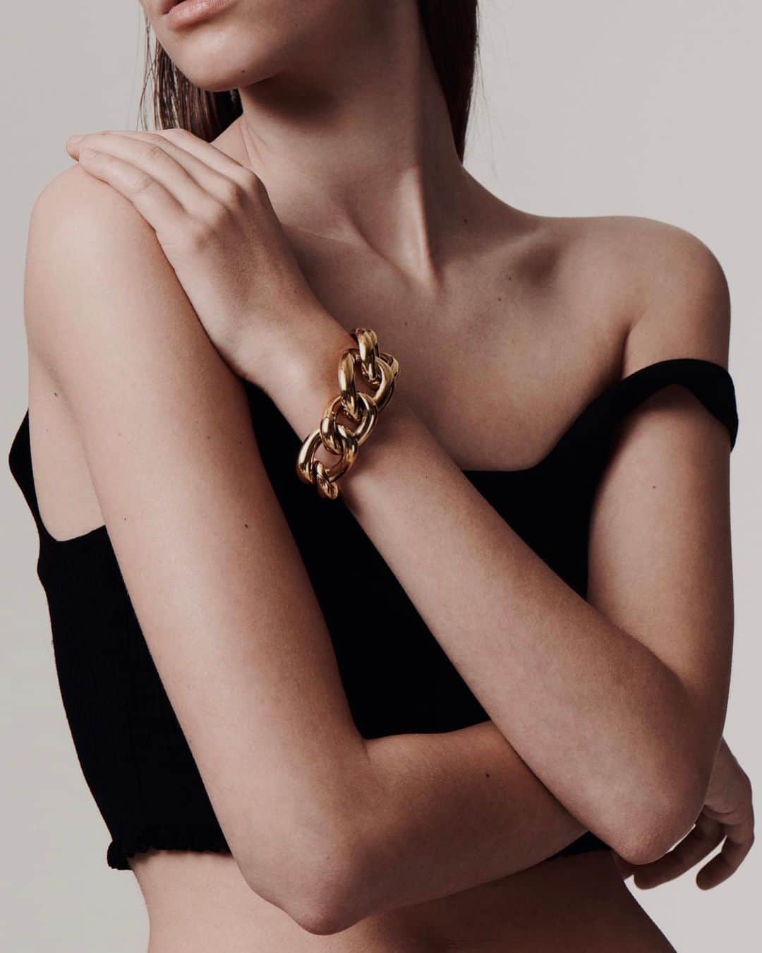 ペニーレ・タイスベックさんのインスタグラム写真 - (ペニーレ・タイスベックInstagram)「I’m thrilled to announce  that Finematter is introducing vintage jewellery from Chanel, Dior and Givenchy today🤍 Our edits are available to shop online now🖤  Photo @henrikbulow styling @ctlarsson」1月27日 21時59分 - pernilleteisbaek
