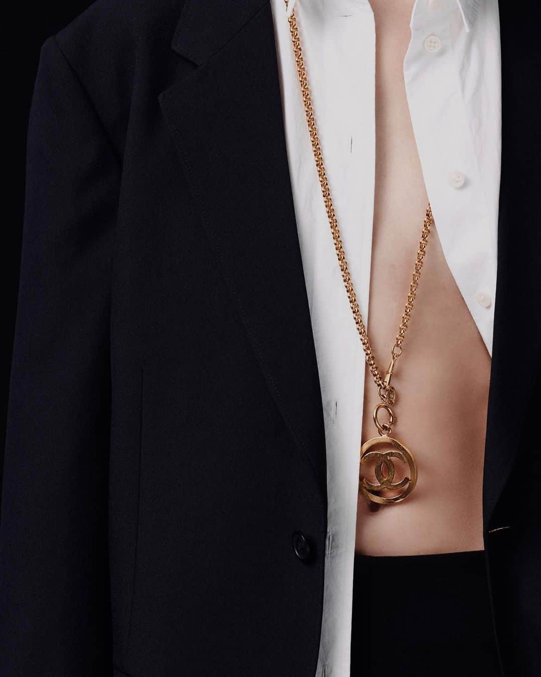 ペニーレ・タイスベックのインスタグラム：「I’m thrilled to announce  that Finematter is introducing vintage jewellery from Chanel, Dior and Givenchy today🤍 Our edits are available to shop online now🖤  Photo @henrikbulow styling @ctlarsson」
