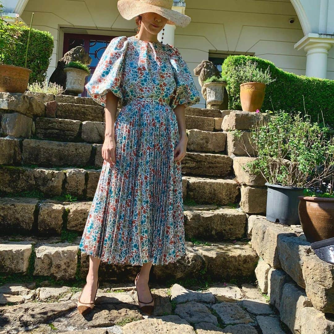 Tsuru by Mariko Oikawaのインスタグラム：「2月入荷予定♪ 2021 ss collection.  Maya/FLORAL ¥21,000+tax  Francesca/FLORAL ¥49,000+tax  オレンジやグリーンの草花がたっぷりとプリンとされたブラウスとプリーツスカートのセットアップ♪ 春の陽気を誘い出すような華やかへ◎  #tsuru #tsurubymarikooikawa #2021ss #春物待ち遠しいですね✨」