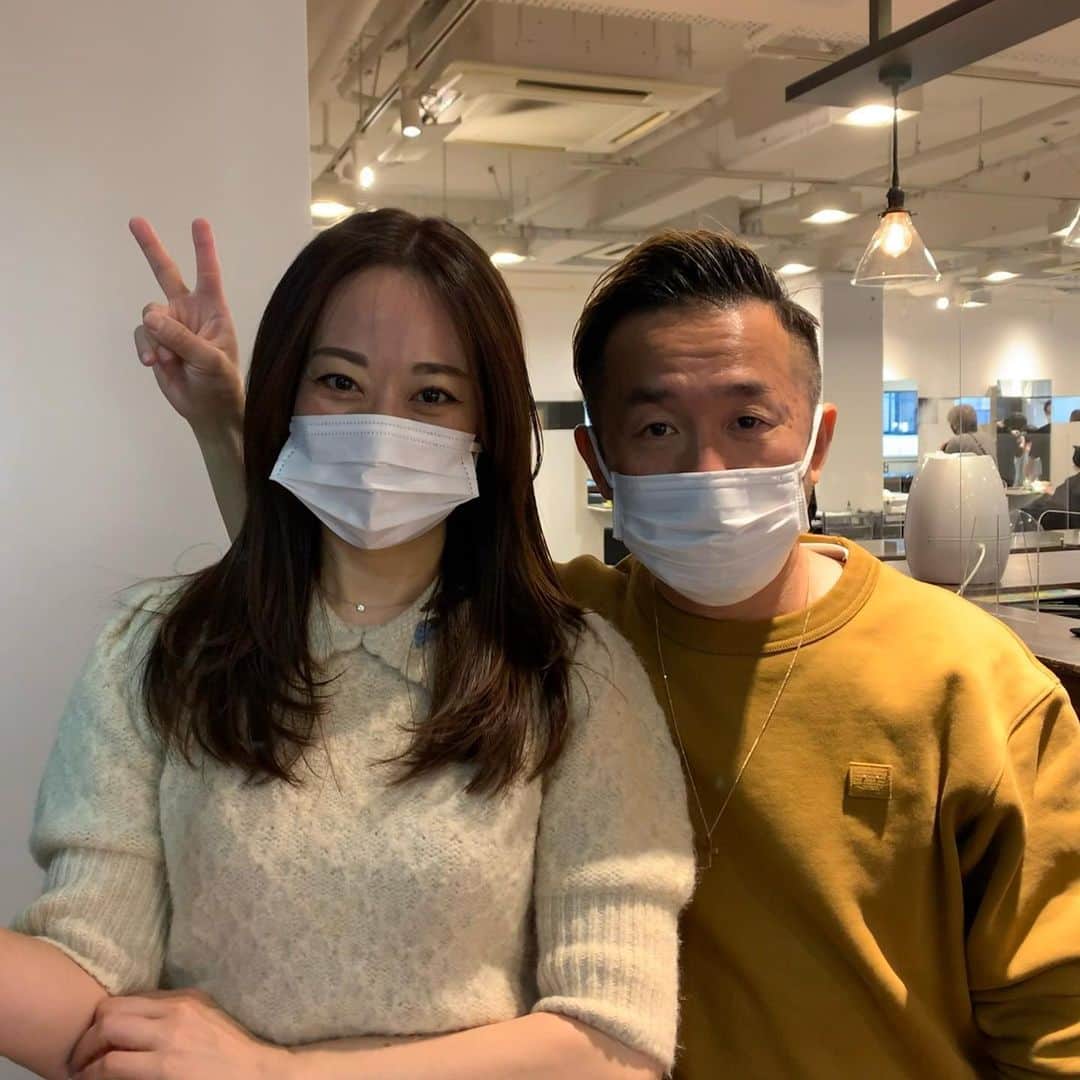 のインスタグラム：「※ New hair color ✂️ . 年末年始は行かれなかったので 折を見てお伺いした @abbey_abbey2_abbeyginza ✂️ . @abbeyodaji にお任せして素敵カラーと 伸びてきた髪を少し整えていただきました😌 . そんなに早くはないけどようやくロングに戻りました。 . 小田嶋さん、いつもありがとうございます😌 . 久しぶりの表参道は閉店してしまった お店もちらほらと… . コーヒー豆が切れそうだったので @cobi_coffee に寄って帰りました。 . ゆっくりとした時間が流れてるコビですが いつも以上にゆっくりでコーヒーの香りと ハンドドリップの音が贅沢でした😌 . . #abbey #アビー #表参道美容室 #hairsalon #ヘアサロン #tokyo #beautysalon」
