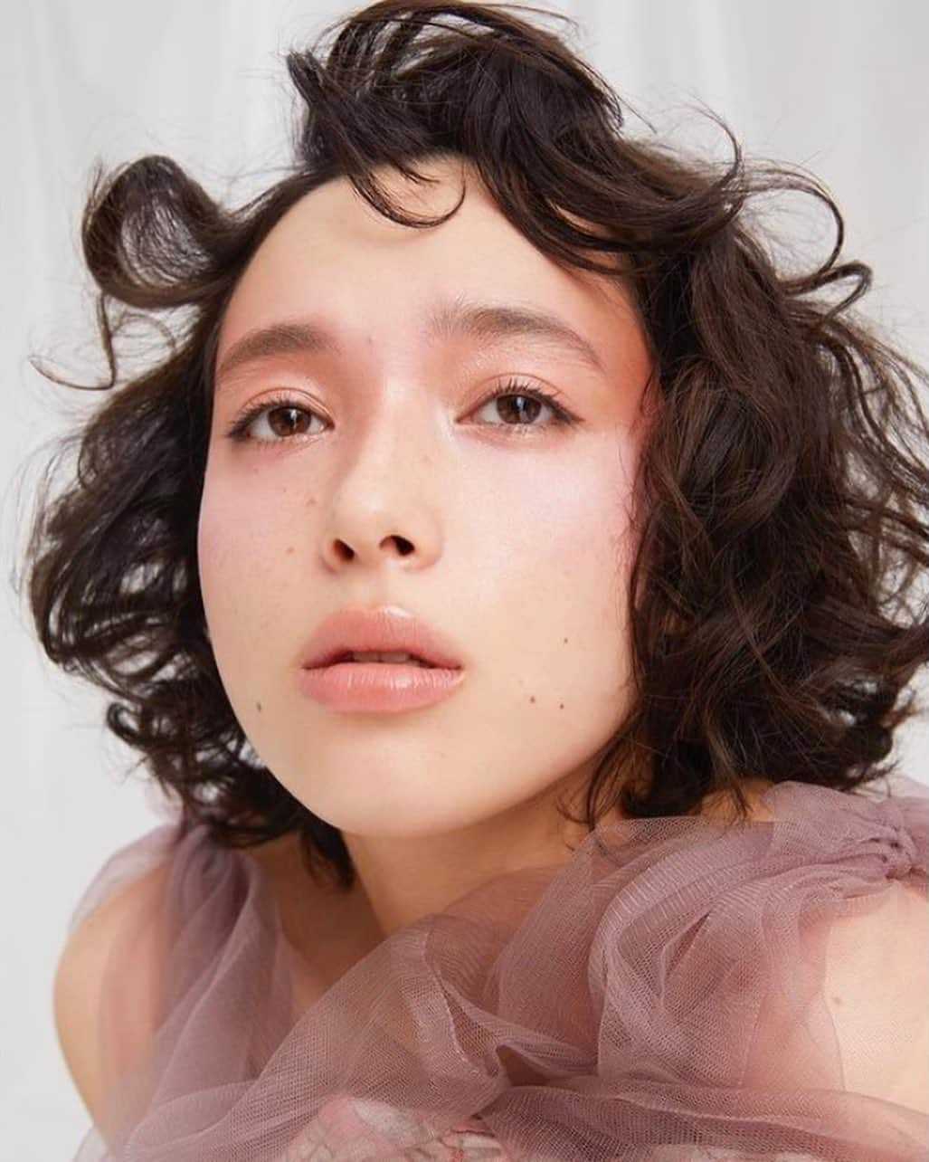 Megumuのインスタグラム：「BLOOMING🌸 .  Credits: Camera/ @kazuhohirano Hair/ Hikaru Uno @unohikaru Styling/ Erika Kisen @erika_kisen Makeup & direction @kotoekikuchi」