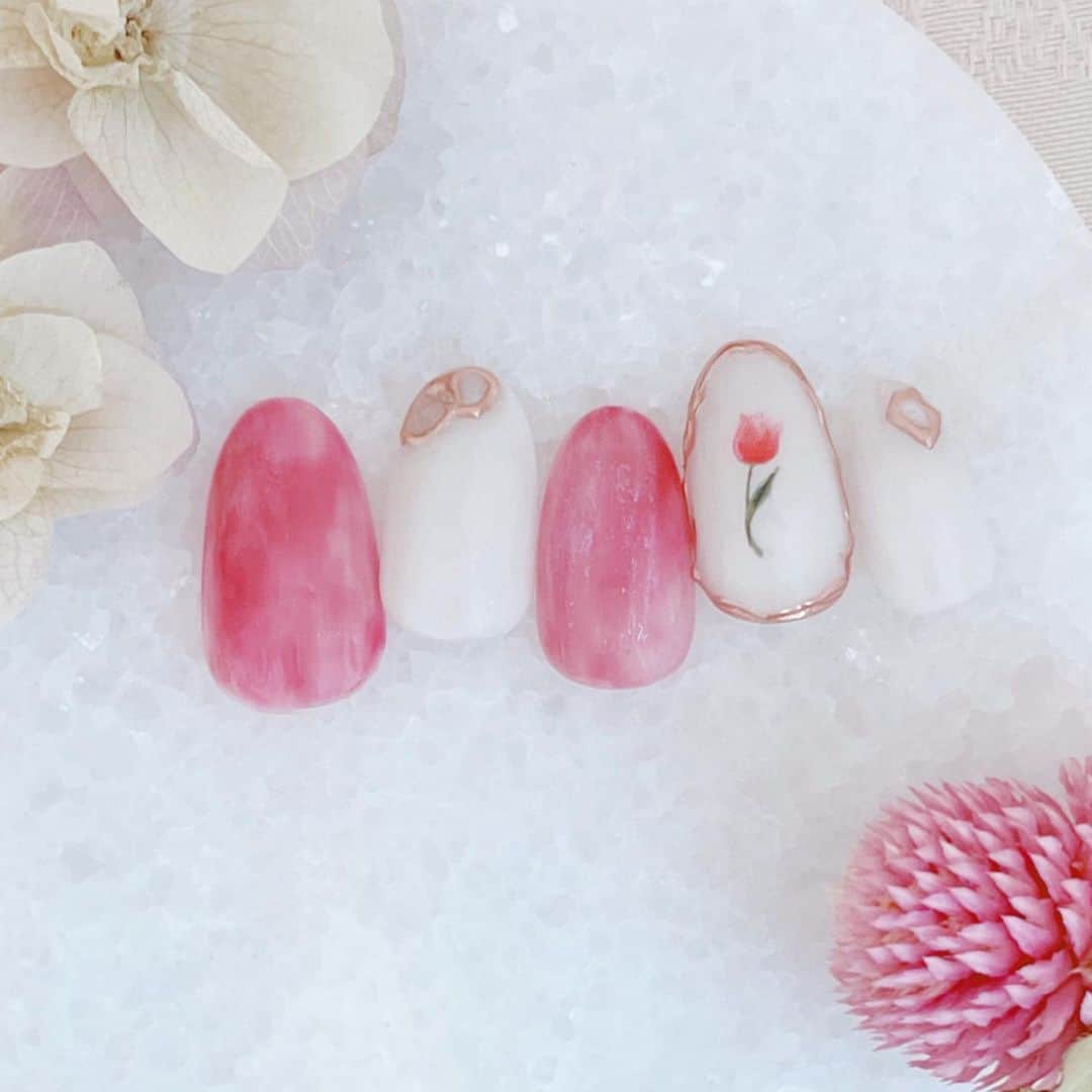 愛内みさのインスタグラム：「・ 一輪のお花ネイル🌷 ・ ・ ୨୧┈┈┈┈┈┈┈┈┈┈┈┈┈┈┈┈┈┈  表参道徒歩5分のネイルサロン Accueil unautre ・ ◼︎平日　11:00〜21:00 ◼︎土日祝　11:00〜19:00 ・ ▫︎パラジェル追加料金なし ▫︎ 大人可愛いネイルサンプル700種以上！ ▫︎ カラーは300色以上からお選びいただけます。 ・ ・ ・ ・ #ミラーネイル #表参道ネイル #ピンクネイル #アンティークネイル #大人可愛い憧れネイル #憧れネイル」