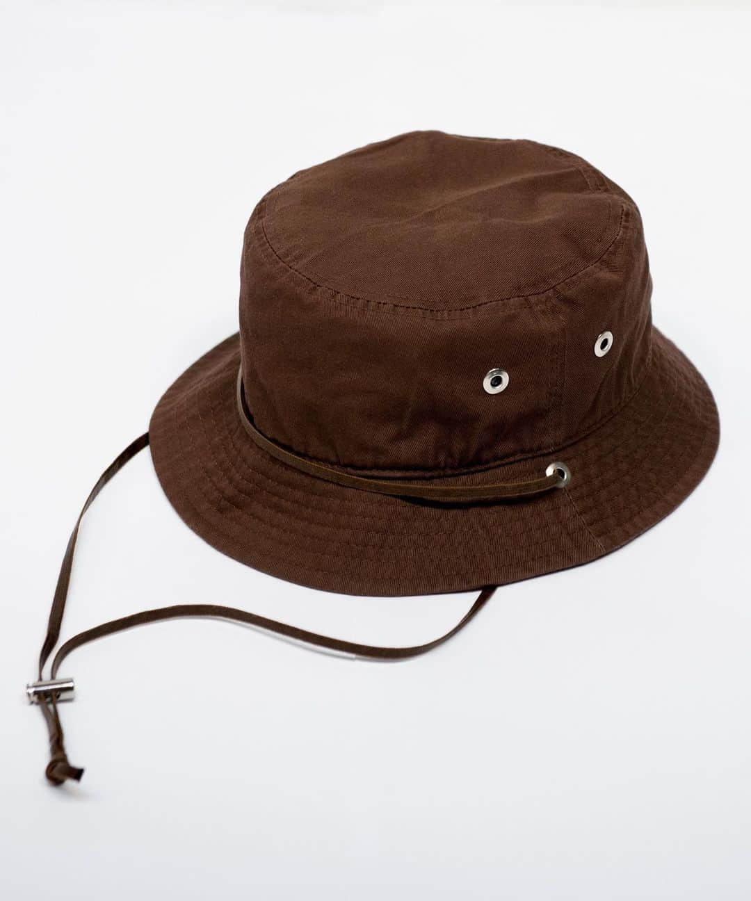 ウィザードのインスタグラム：「2021 SPRING SUMMER COLLECTION “SCREAMING LIFE”  SAFARI HAT  コットンツイル素材を使用したサファリハット。 ベンチレーションには大きなフラットハトメを使用し、通気性も良く、更にディテールにインパクトを持たせます。 ストラップには光沢感の強いコットンワックスコードを使用し、レザー コードの様な上品さに加え利便性も兼ね備えています。   OFFICIAL WEB STORE https://wizzard.stores.jp/  #wizzard_fac #wizzard #fashion #tokyofashion #streetfashion #fashionphoto #designersbrand #domesticbrand #mensfashion #hat  #buckethat  #メンズファッション #ファッションブランド #ウィザード #バケットハット  #サファリハット」