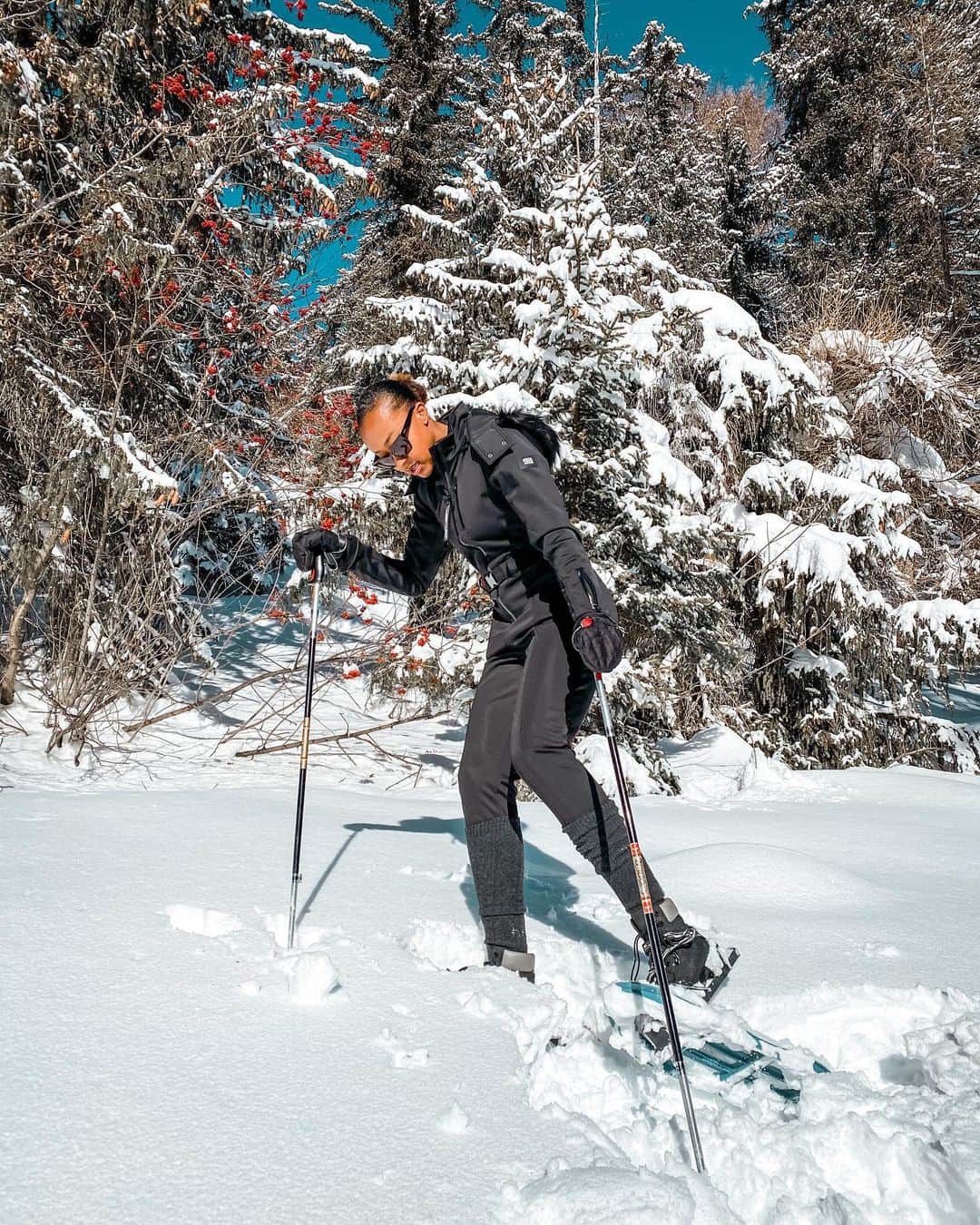 サラ・アチョのインスタグラム：「Just me struggling in the snow ⛄️😁 #winter #winterwonderland  . . #holiday #weekendvibes #weekend #snow #mountains #myswitzerland #switzerland #loveswitzerland #mountainview #swiss #valais #wintersport #raquettes #walk #hiking #swissgirl」